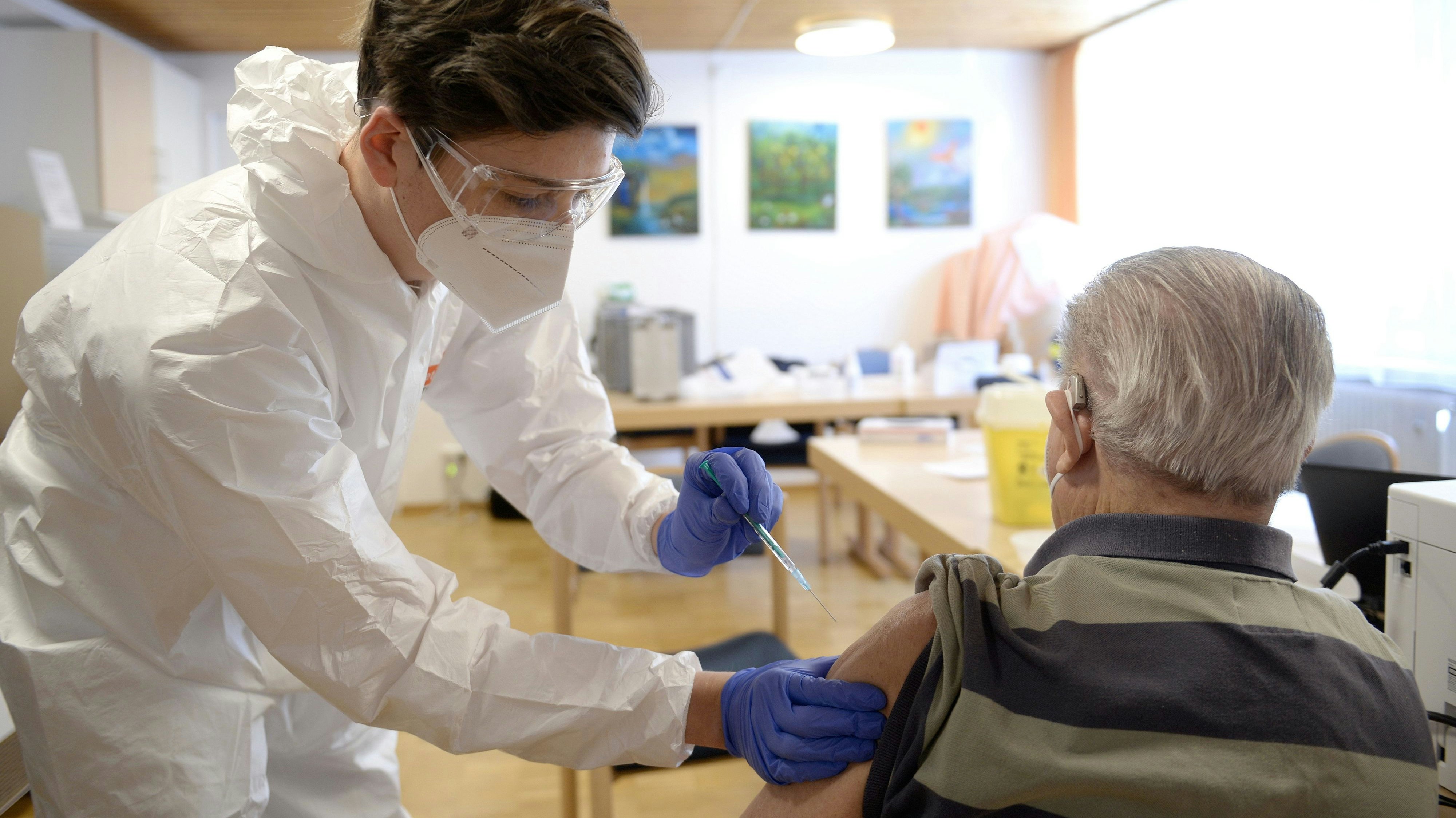 Pensionist erhält Corona-Impfung (Symbolbild).