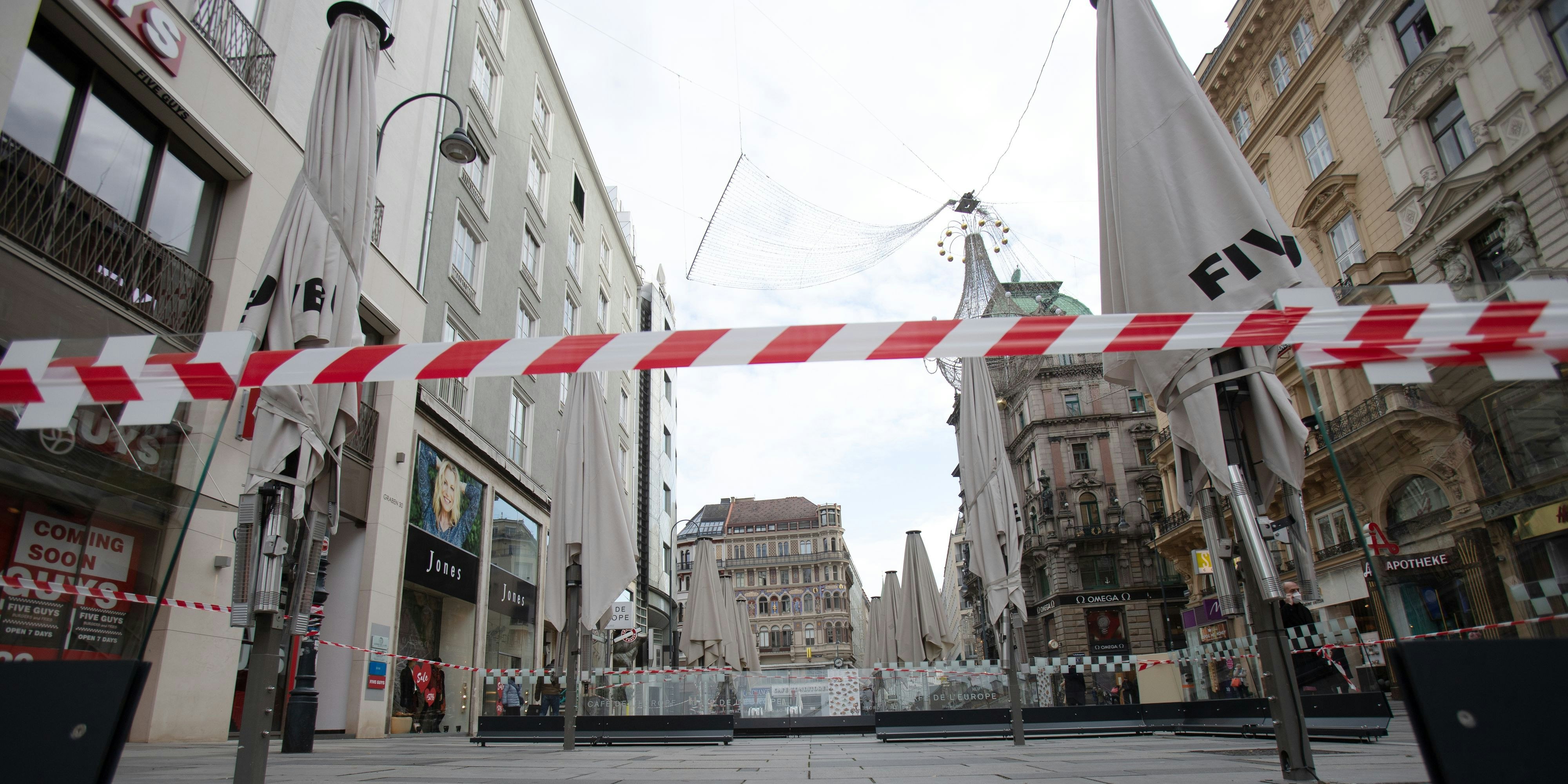 Download von www.picturedesk.com am 27.03.2021 (16:39).  ÖSTERREICH; WIEN; 20210109; Ein mit Absperrband geschlossener Schanigarten eines Restaurants in der Innenstadt in Wien am 09. Jänner 2021. Wegen dem Lockdown nach der dritten Welle der Corona - Virus (COVID-19) müssen in Österreich alle Restaurants geschlossen halten. /// AUSTRIA; VIENNA; 20210109; A bar garden of a restaurant in the city center in Vienna on January 9, 2021. Due to the lockdown after the third wave of the corona virus (COVID-19), all restaurants in Austria have to be closed - 20210109_PD6081 - Rechteinfo: Rights Managed (RM)