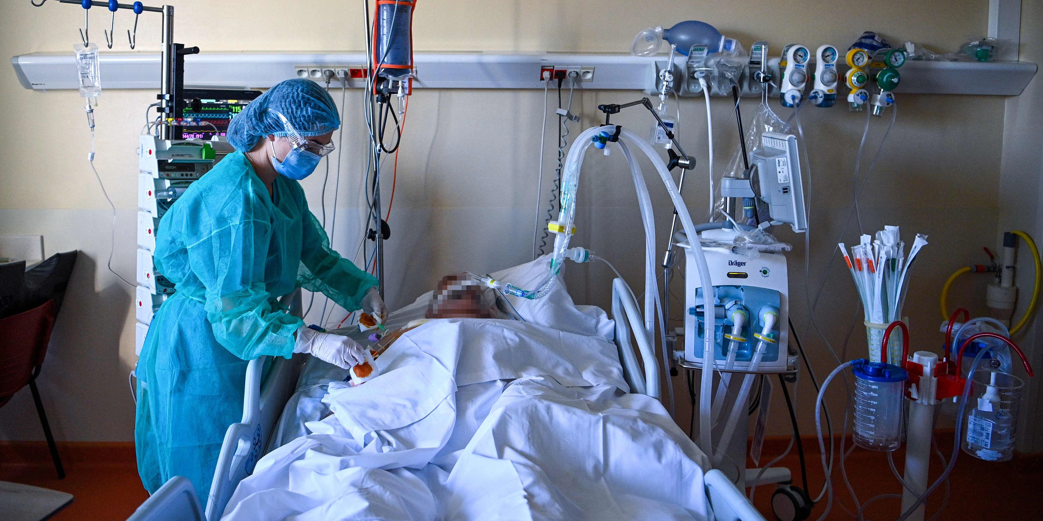 Corona-Patient auf der Intensivstation eines Spitals. Die Kapazitätsgrenzen werden erreicht.