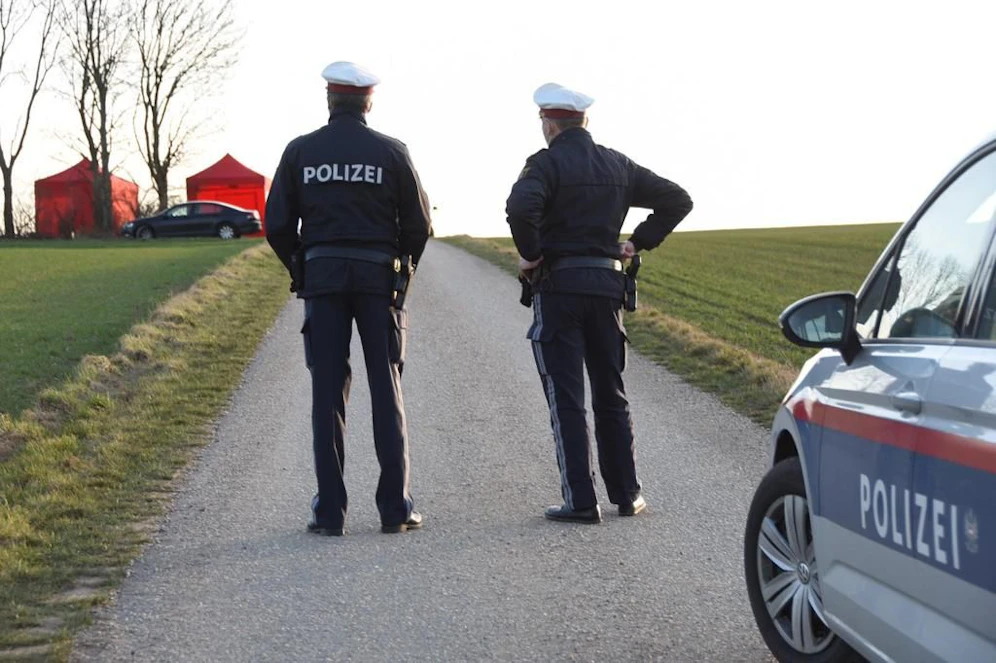 Ermittler bei der Absicherung der Fundstelle des Wagens.