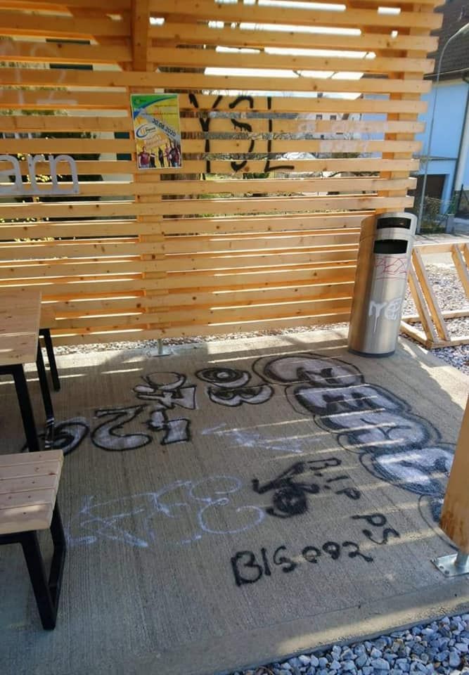 Die Radlerrast am Erlauffluss wurde mit Graffitis beschmiert.