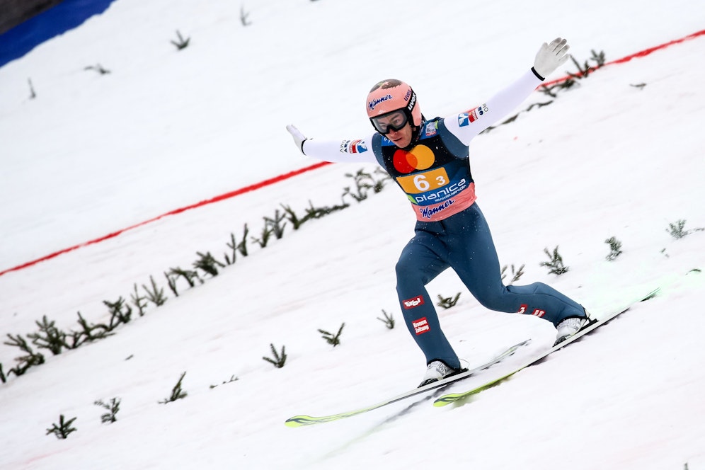 Stefan Kraft setzt zur Landung an.