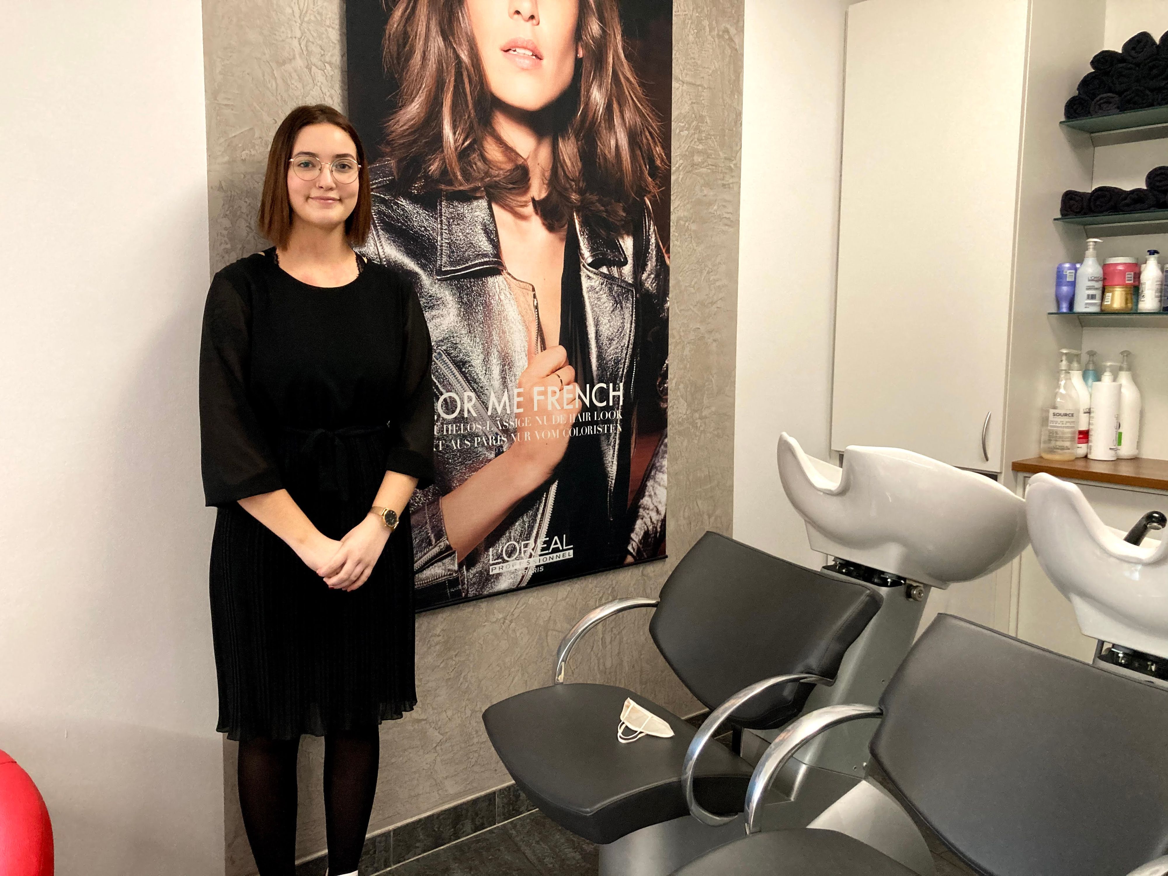 Juli Österreicher lebt ihren Traum und wird Friseurin.