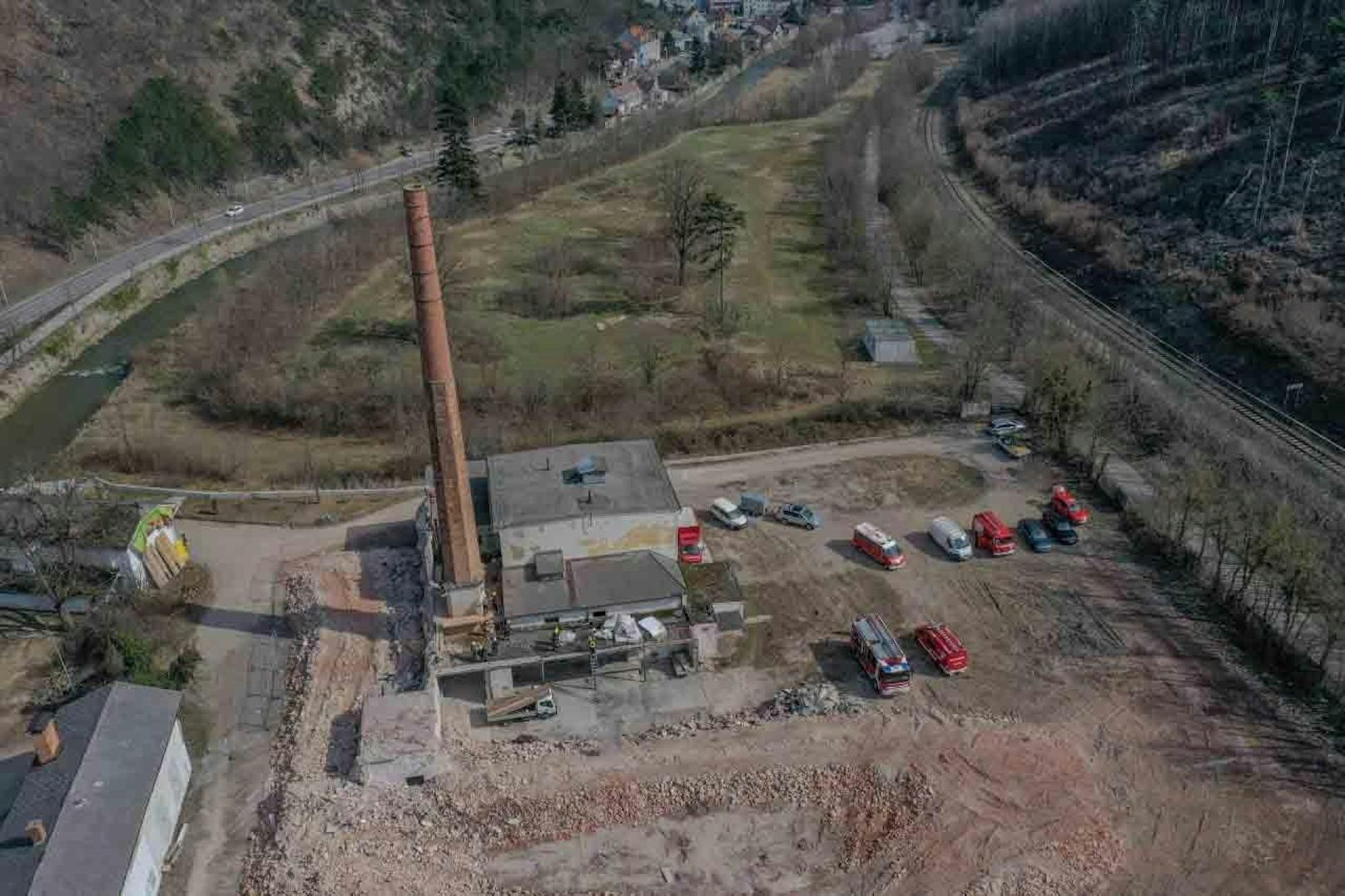 Ein 100 Jahre alter und 42 Meter hoher Schornstein ist gesprengt worden.