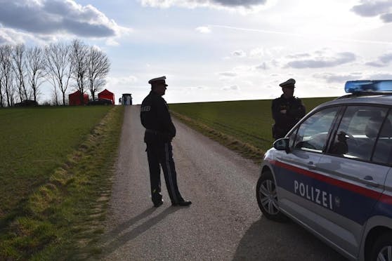 Mordalarm in NÖ: Ermittler bei der Tatortarbeit, Cobra im Einsatz