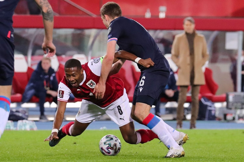 David Alaba wird von den Gegnern hart attackiert.