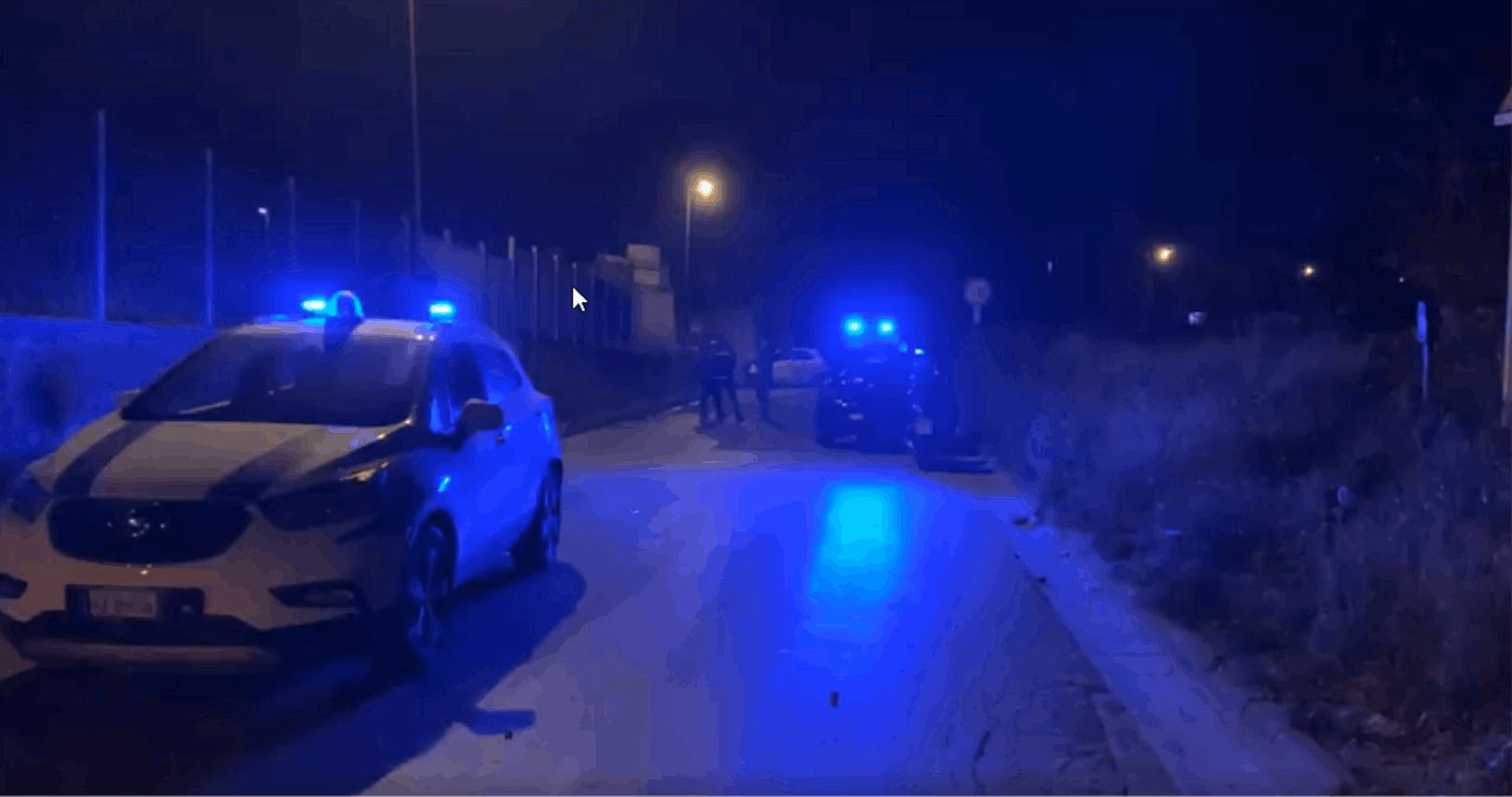 Ein Autofahrer hat nahe Neapel zwei Diebe überfahren. Das Bild zeigt die Polizei am Tatort.