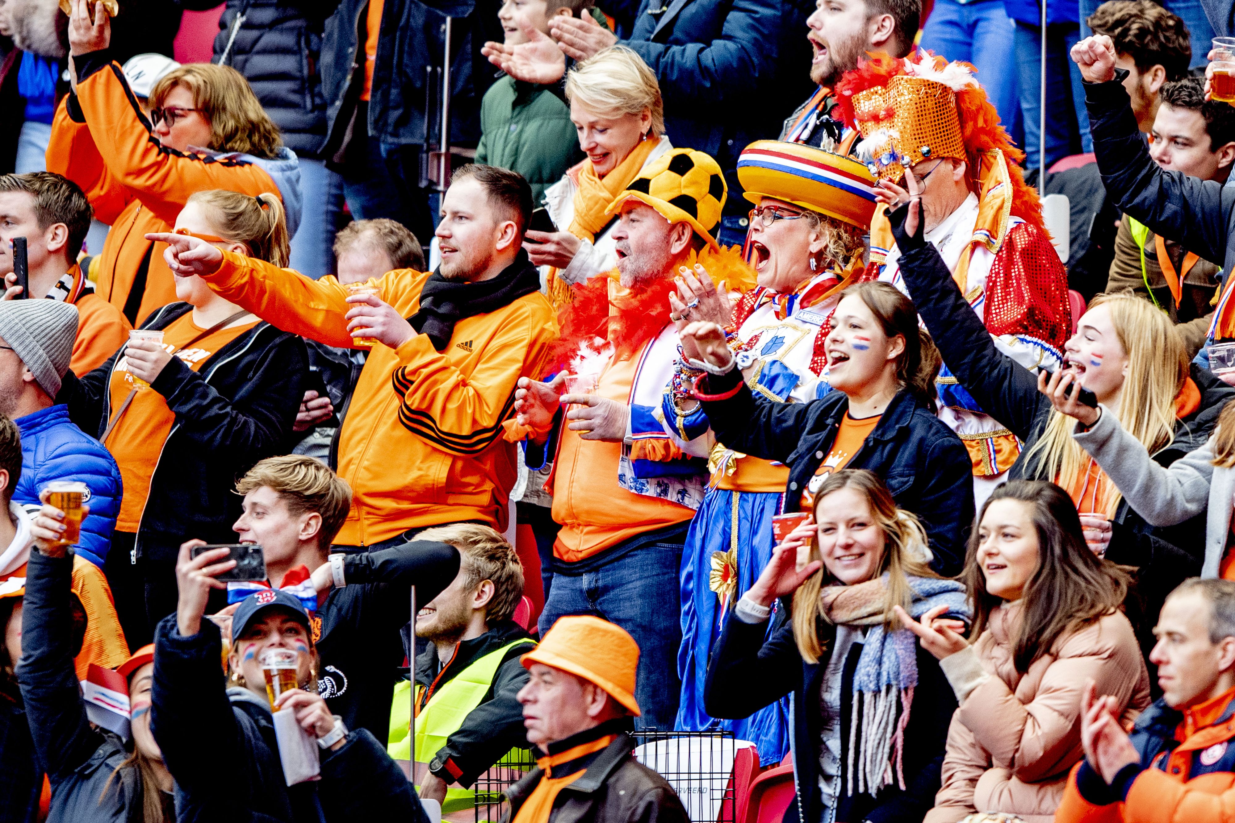 Wie in den guten alten Zeiten: dicht gedrängte Fans auf der Tribüne