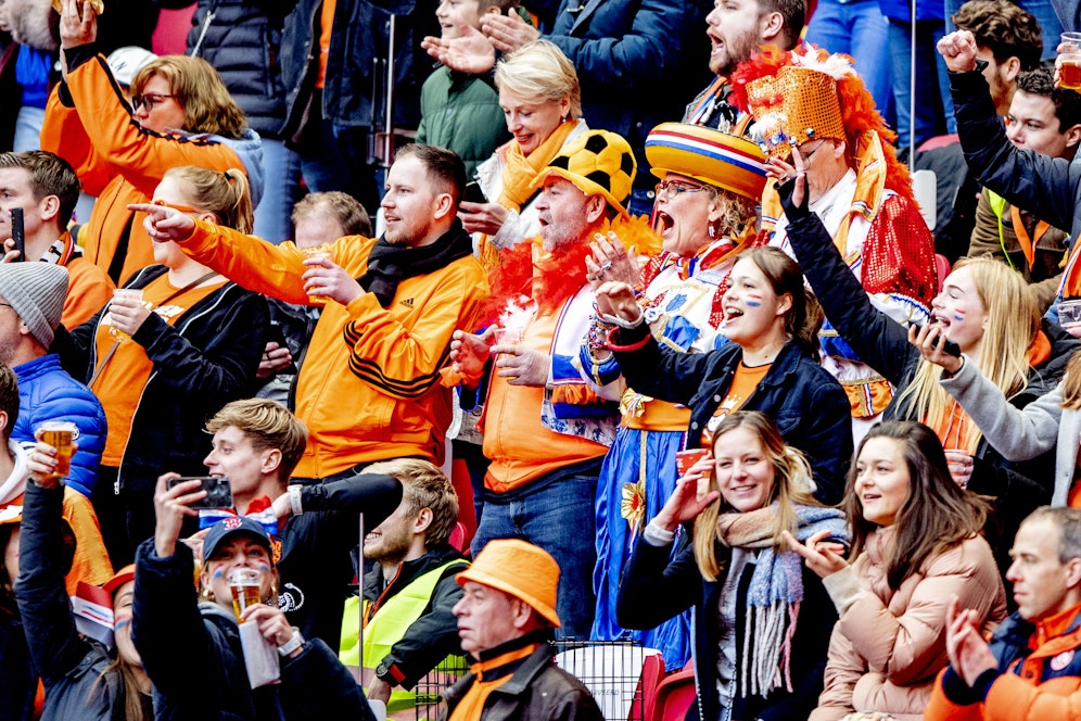 Wie in den guten alten Zeiten: dicht gedrängte Fans auf der Tribüne