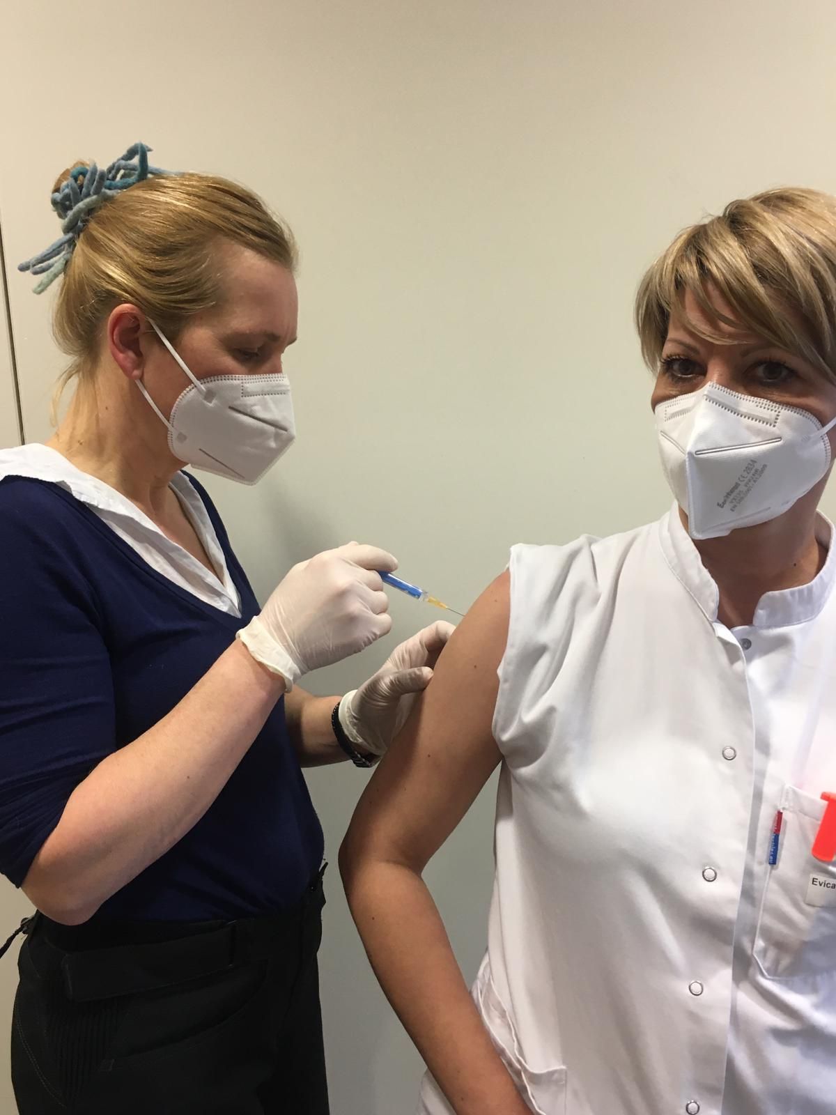 Dr. Monika Stark (l.) ist Impfärztin