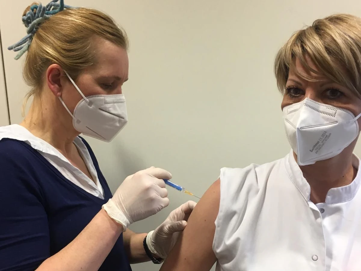 Dr. Monika Stark (l.) ist Impfärztin