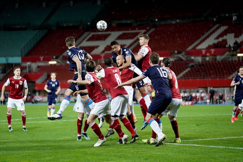 Gernot Trauner wird vor dem 0:1 gefoult.