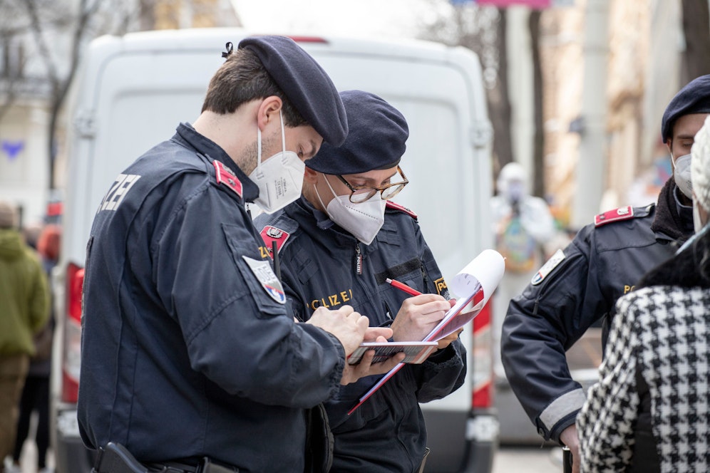 Die Polizei bei Corona-Kontrollen. Neue Maßnahmen kommen.
