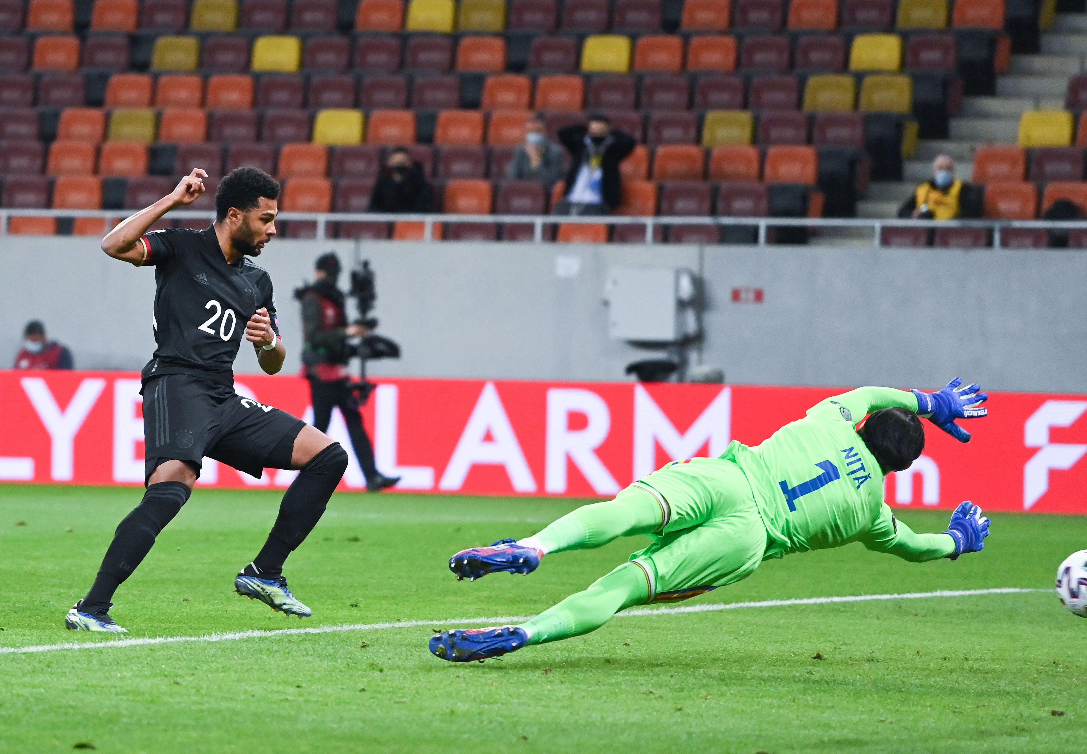 Serge Gnabry schießt Deutschland zum Sieg.