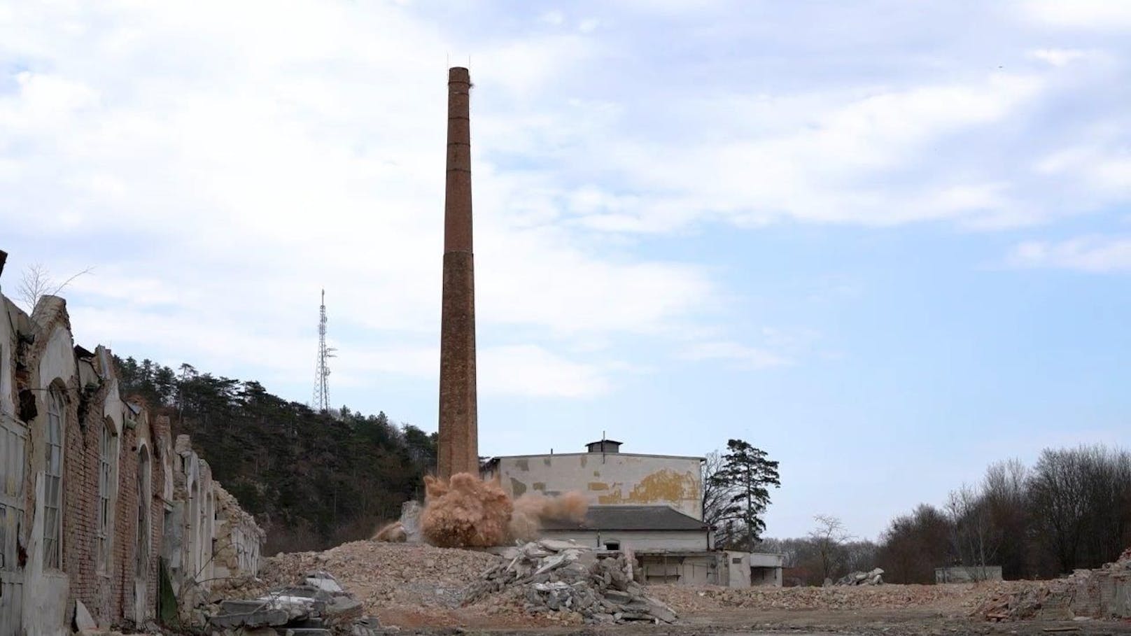Ein 100 Jahre alter und 42 Meter hoher Schornstein ist gesprengt worden.