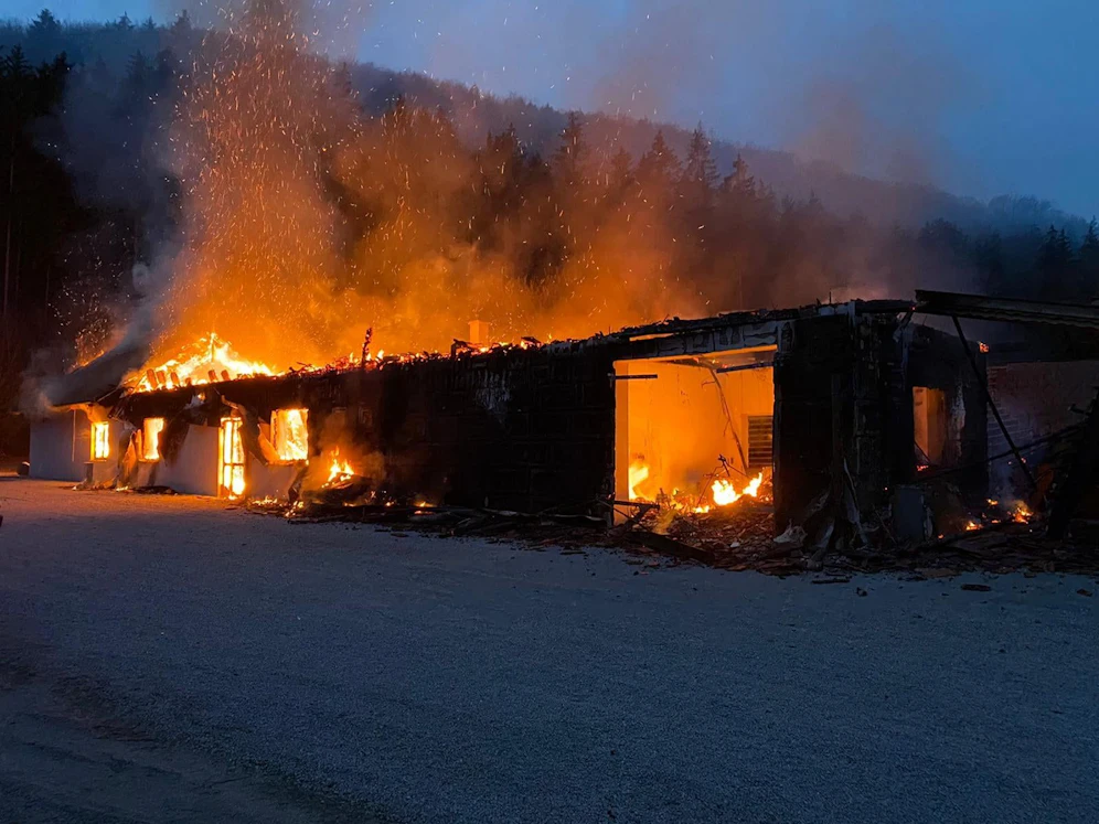 Das Gebäude stand lichterloh in Flammen.