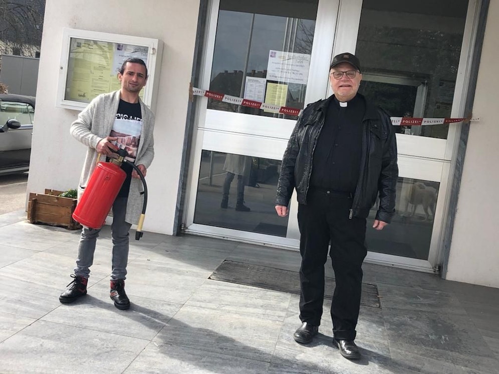 Unbekannte legten Feuer in der Linzer Pfarre St. Peter, Pfarrer Franz Zeiger und Retter&nbsp;Moutasem Khadra sind schockiert.
