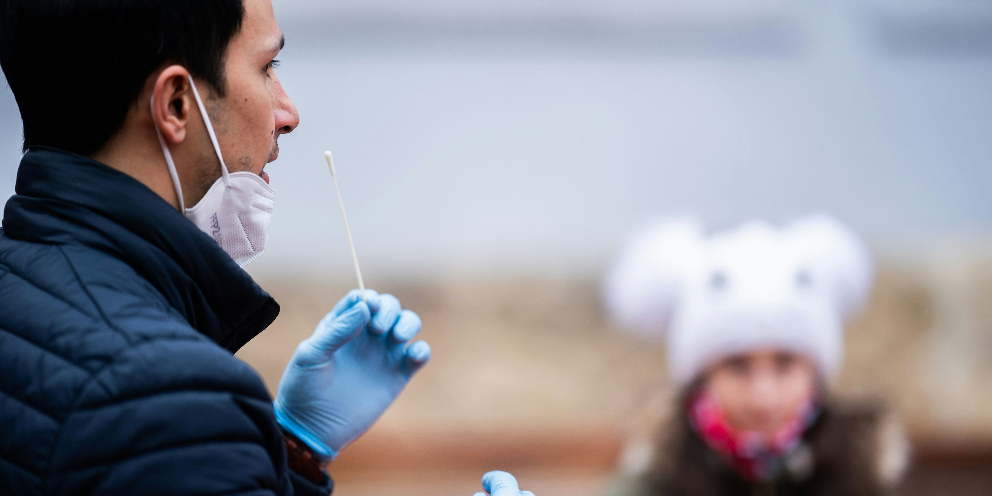 Ein Lehrer zeigt vor, wie es geht. 