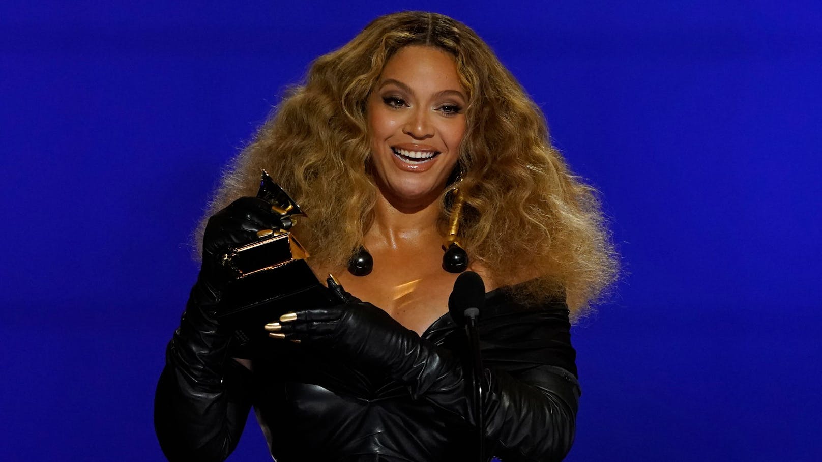 <strong>Beyoncé</strong> schrieb bei der diesjährigen Grammy-Verleihung Musikgeschichte. Mit 28 Trophäen ist sie die Künstlerin mit den meisten Auszeichnungen.<br>
