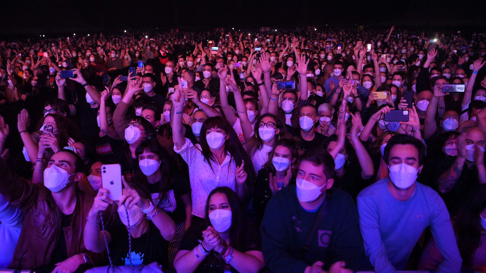 Für 5.000 getestete Musikfans ging am Wochenende in Barcelona ein Traum in Erfüllung: Sie durften endlich wieder ein Live-Konzert erleben.<br>