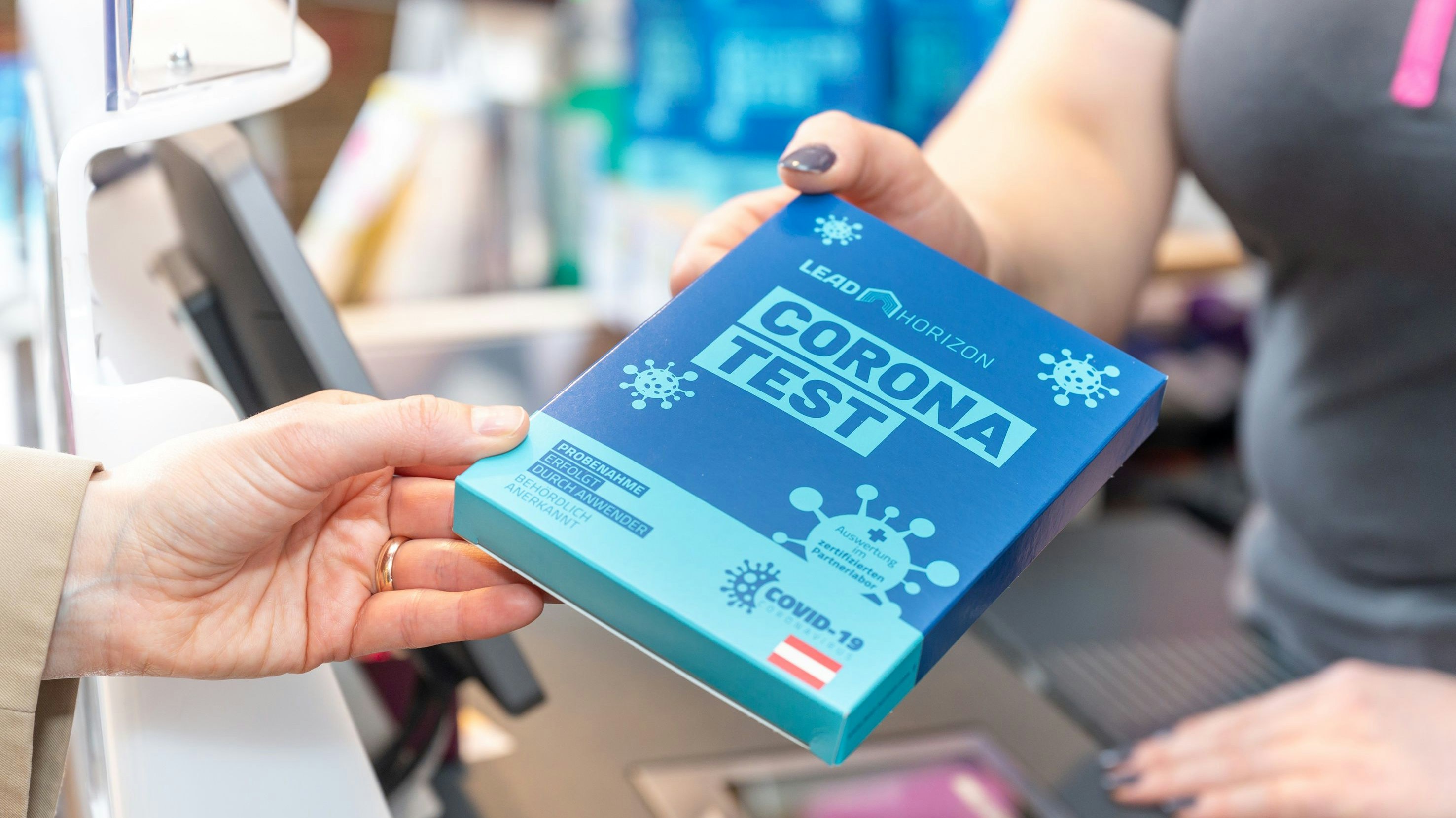 Download von www.picturedesk.com am 29.03.2021 (15:58).  BILD zu OTS - Gurgeltest bei BIPA *** Die Nutzung des Bildes für redaktionelle Zwecke ist kostenlos. Weitergehende Nutzung bedarf der Zustimmung des Aussenders. *** - 20210326_PD3640 - Rechteinfo: OTS-Bild (OTS) Redaktionelle Nutzung im thematischen Zusammenhang mit der Aussendung kostenfrei gestattet.