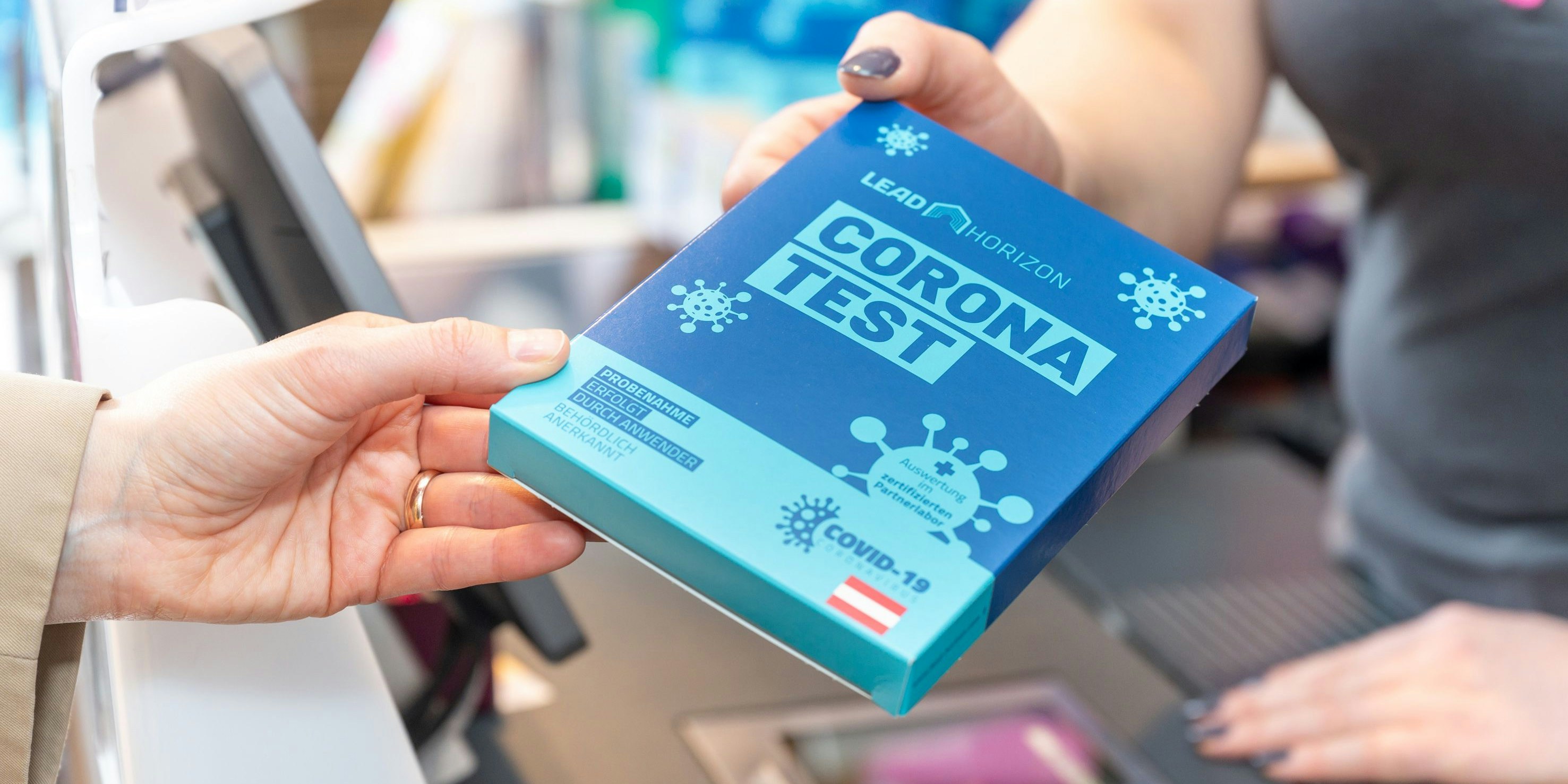 Download von www.picturedesk.com am 29.03.2021 (15:58).  BILD zu OTS - Gurgeltest bei BIPA *** Die Nutzung des Bildes für redaktionelle Zwecke ist kostenlos. Weitergehende Nutzung bedarf der Zustimmung des Aussenders. *** - 20210326_PD3640 - Rechteinfo: OTS-Bild (OTS) Redaktionelle Nutzung im thematischen Zusammenhang mit der Aussendung kostenfrei gestattet.