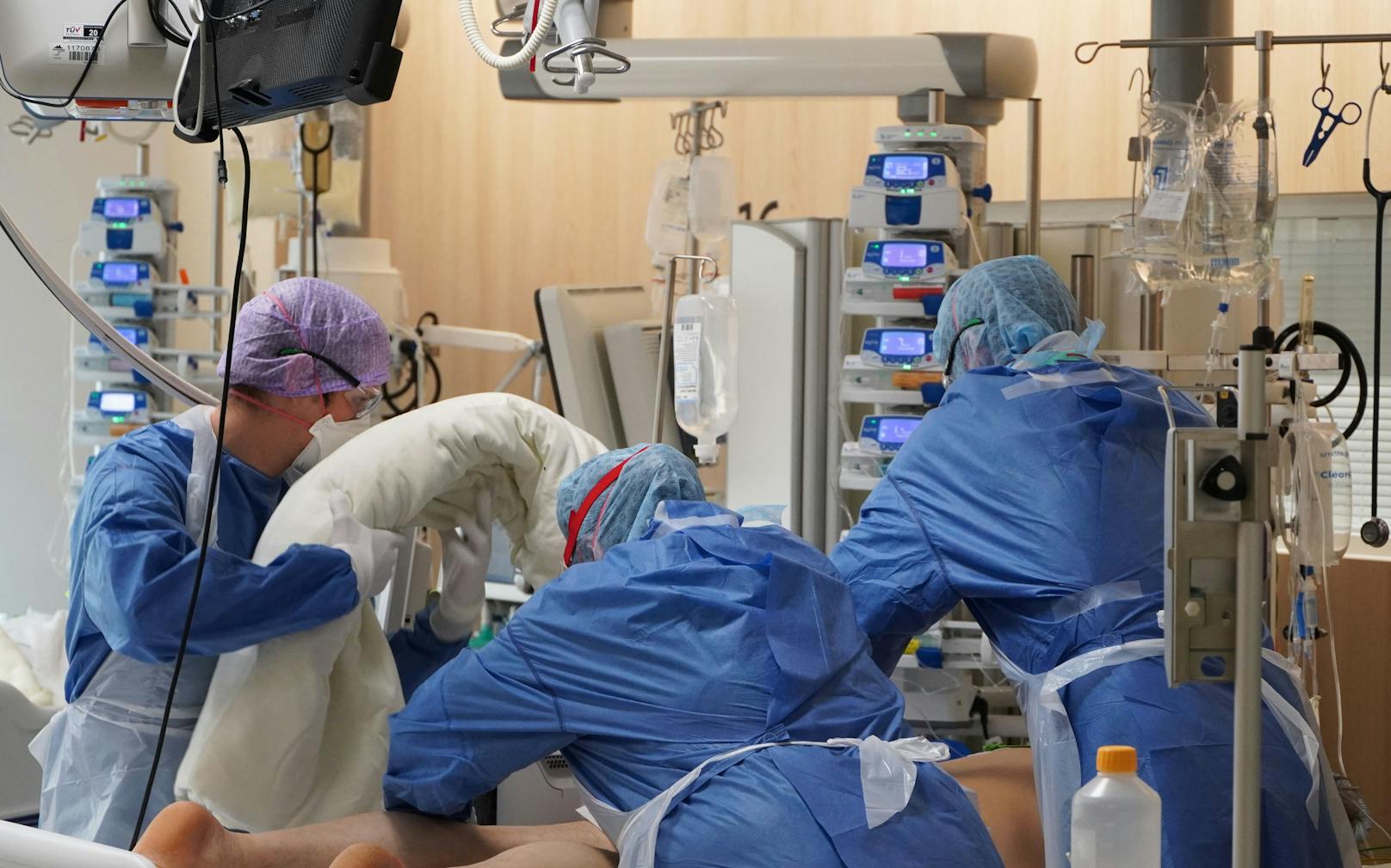 Ein Corona-Patient wird auf der Intensivstation einer Tiroler Klinik betreut.