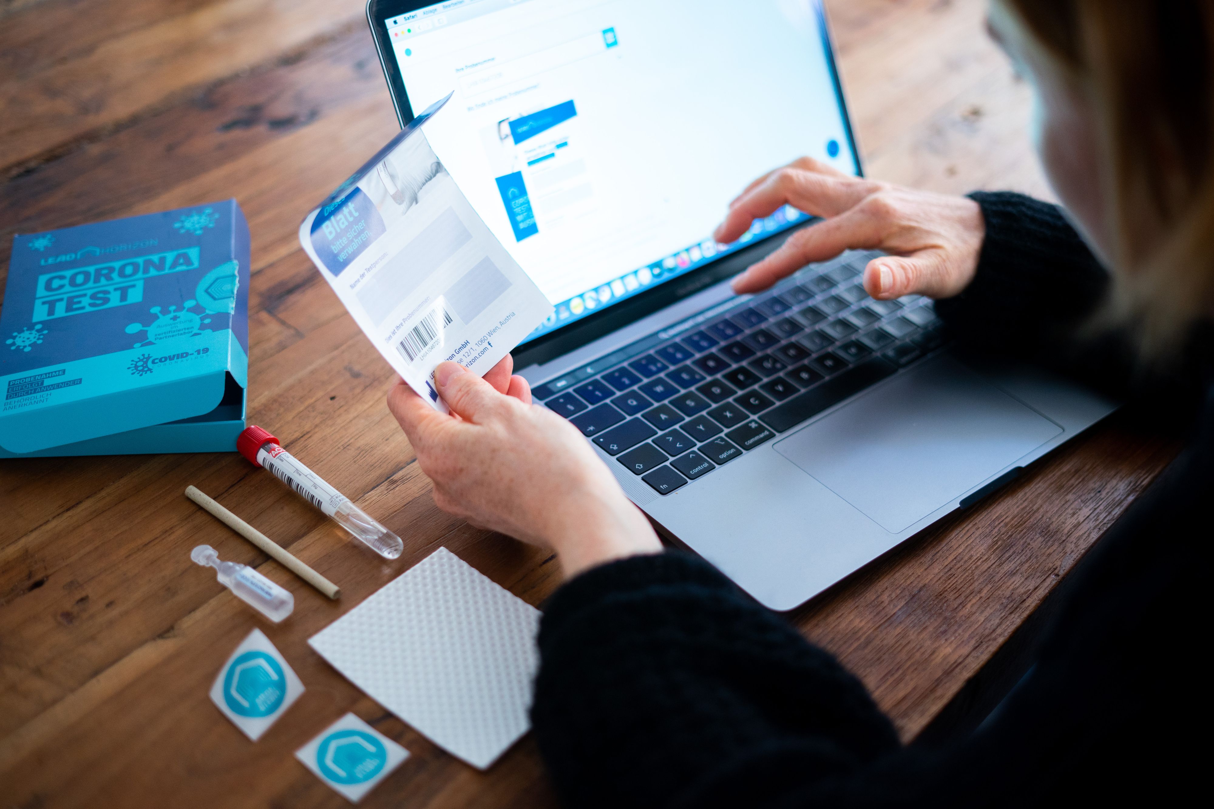 Download von www.picturedesk.com am 29.03.2021 (22:29).  ABD0117_20210205 - WIEN - ÖSTERREICH: Am Freitag, 05. Februar 2021, wurde im Rahmen der PK "Erweiterung des Wiener Testangebots" ein PCR-Selbsttest mittels Gurgelmethode vorgestellt. Im Bild: Mit einem Laptop wird der Gurgeltest registriert. - FOTO: APA/GEORG HOCHMUTH - 20210205_PD4183 - Rechteinfo: Rights Managed (RM)