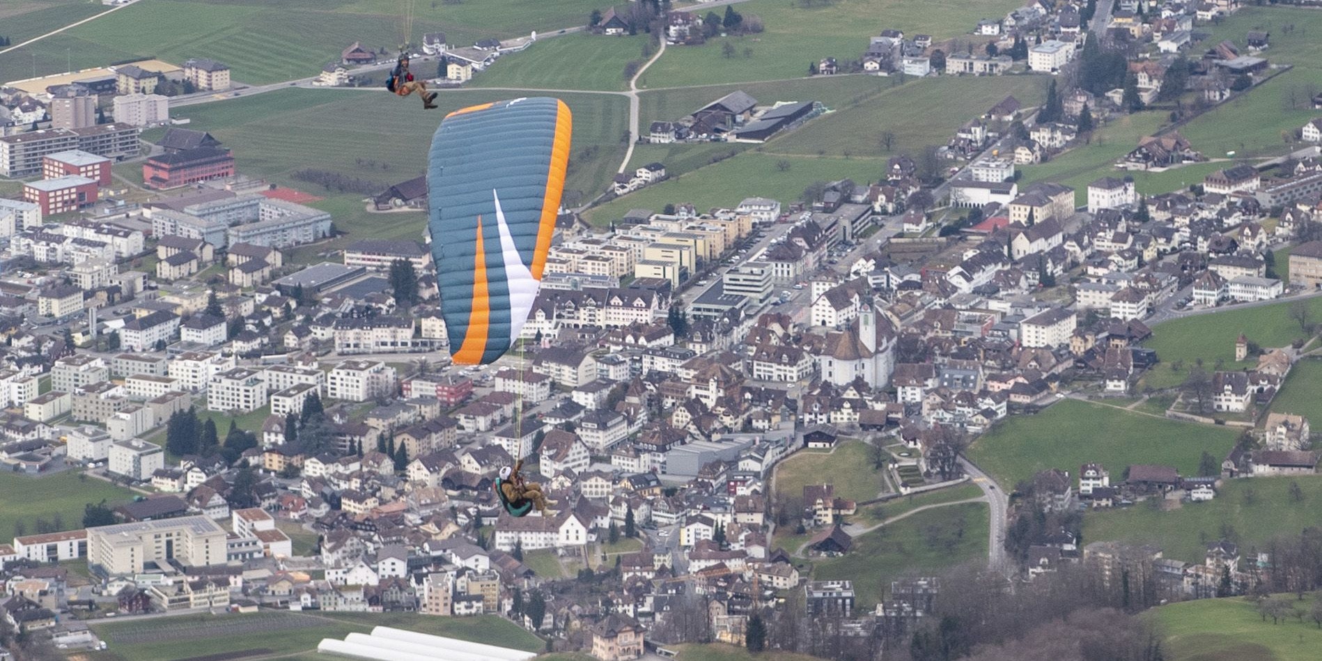 Ein Paraglider schwebt ueber der Kantonshauptstadt Schwyz, SZ, am Mittwoch, 3. Maerz 2021. (KEYSTONE/Urs Flueeler). - 20210303_PD3839 - Rechteinfo: Rights Managed (RM)