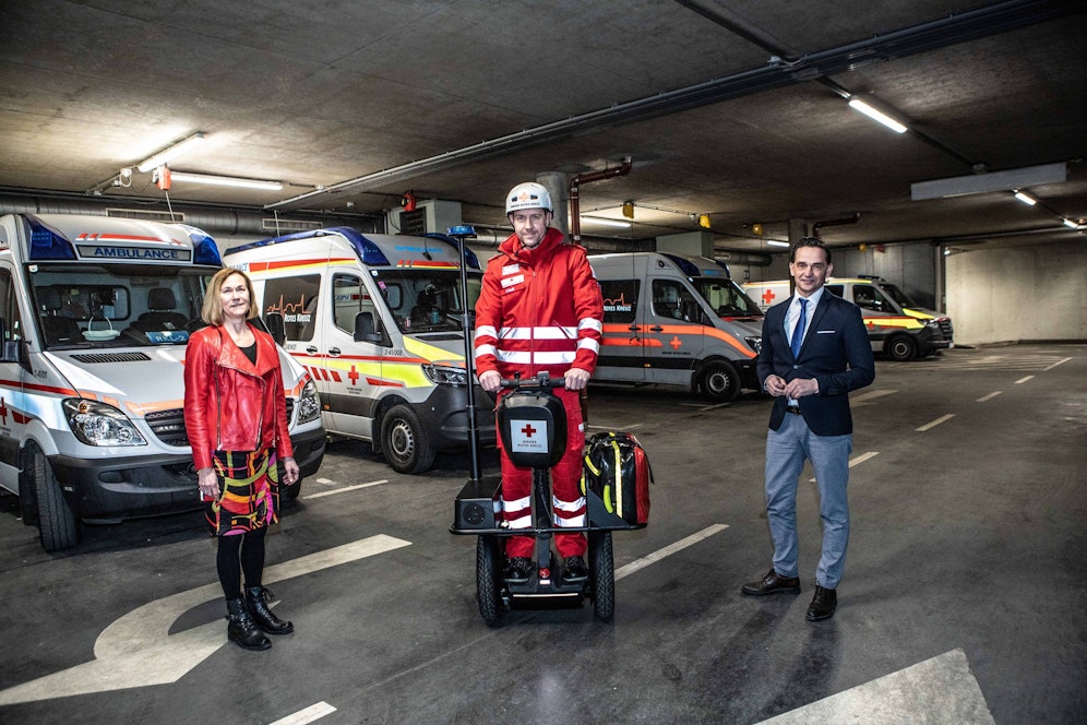 Frühes Ostergeschenk von der Wien Holding an das Wiener Rote Kreuz: Der neue Rettungssegway wurde von Wien Holding-Chef Kurt Gollowitzer (re.) an die Präsidentin des Roten Kreuzes Gabriele Domschitz (li.) übergeben. Der Bereichsleiter des Rettungsdienstes, Sanitäter Johannes Friedl durfte den neuen Segway als Erster testen.