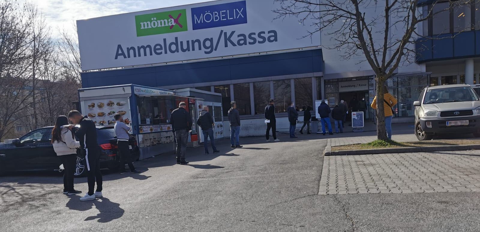 Der Leser soll schon über 2 Stunden in der Schlange warten.