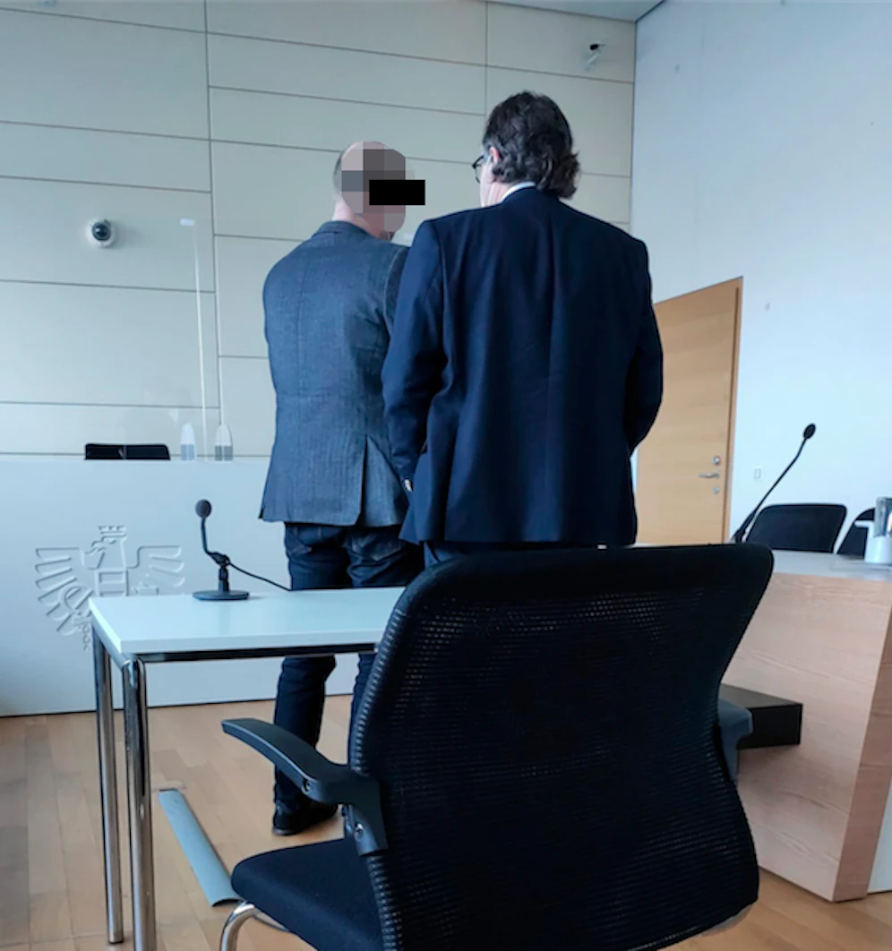 Der Angeklagte mit Verteidiger vor Gericht.