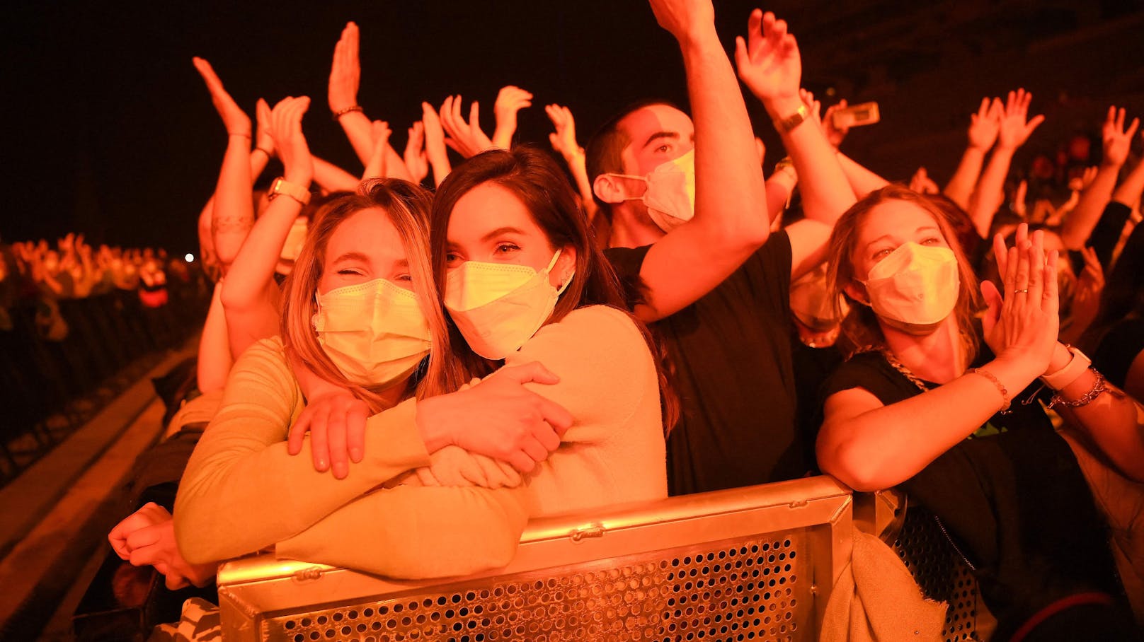 Negative Tests, ein raffiniertes Sicherheitskonzept, Schutzmasken: Die Fans haben das "Love of Lesbians"-Konzert in Barcelona sichtlich genossen.<br>