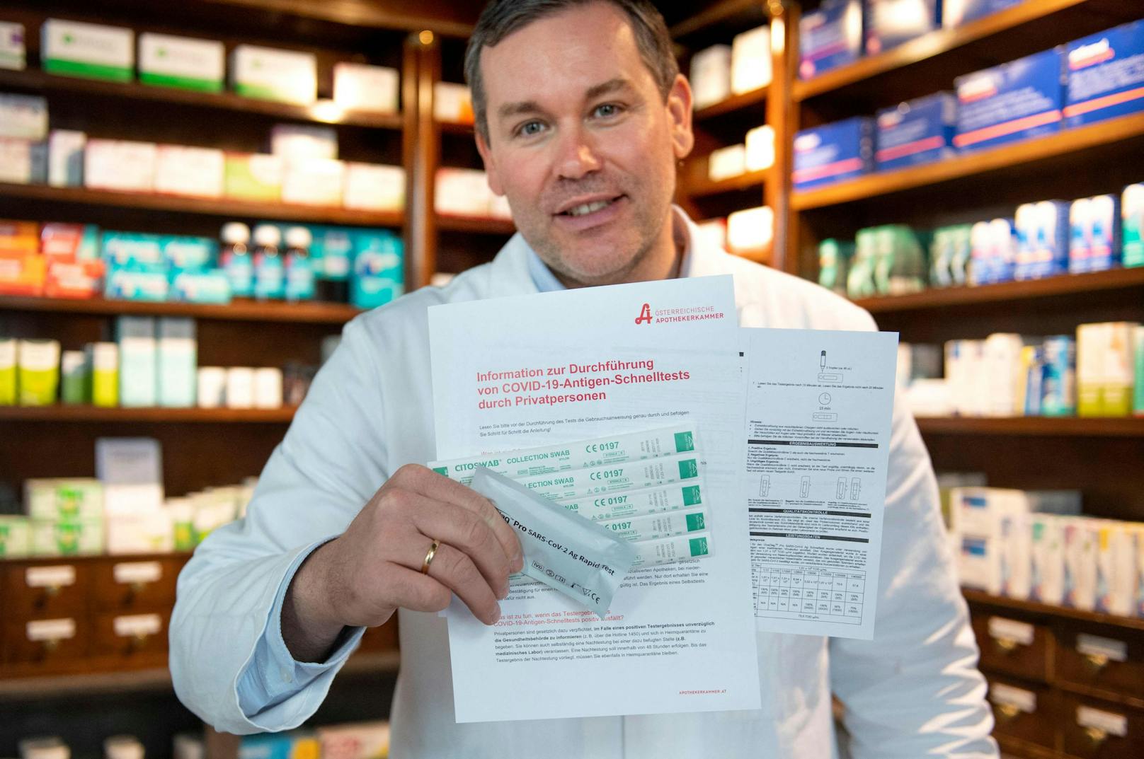 Der Wiener Apotheker Thomas Mueller-Uri zeigt die Bestandteile der Antigen-Selbsttest-Kits, die nun gratis ausgegeben werden.