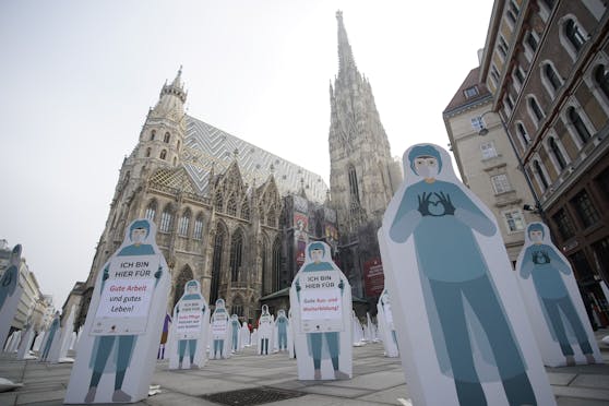 Die Papierfiguren stehen für jene Personen, die wegen Corona auf eine persönliche Teilnahme verzichtet haben.