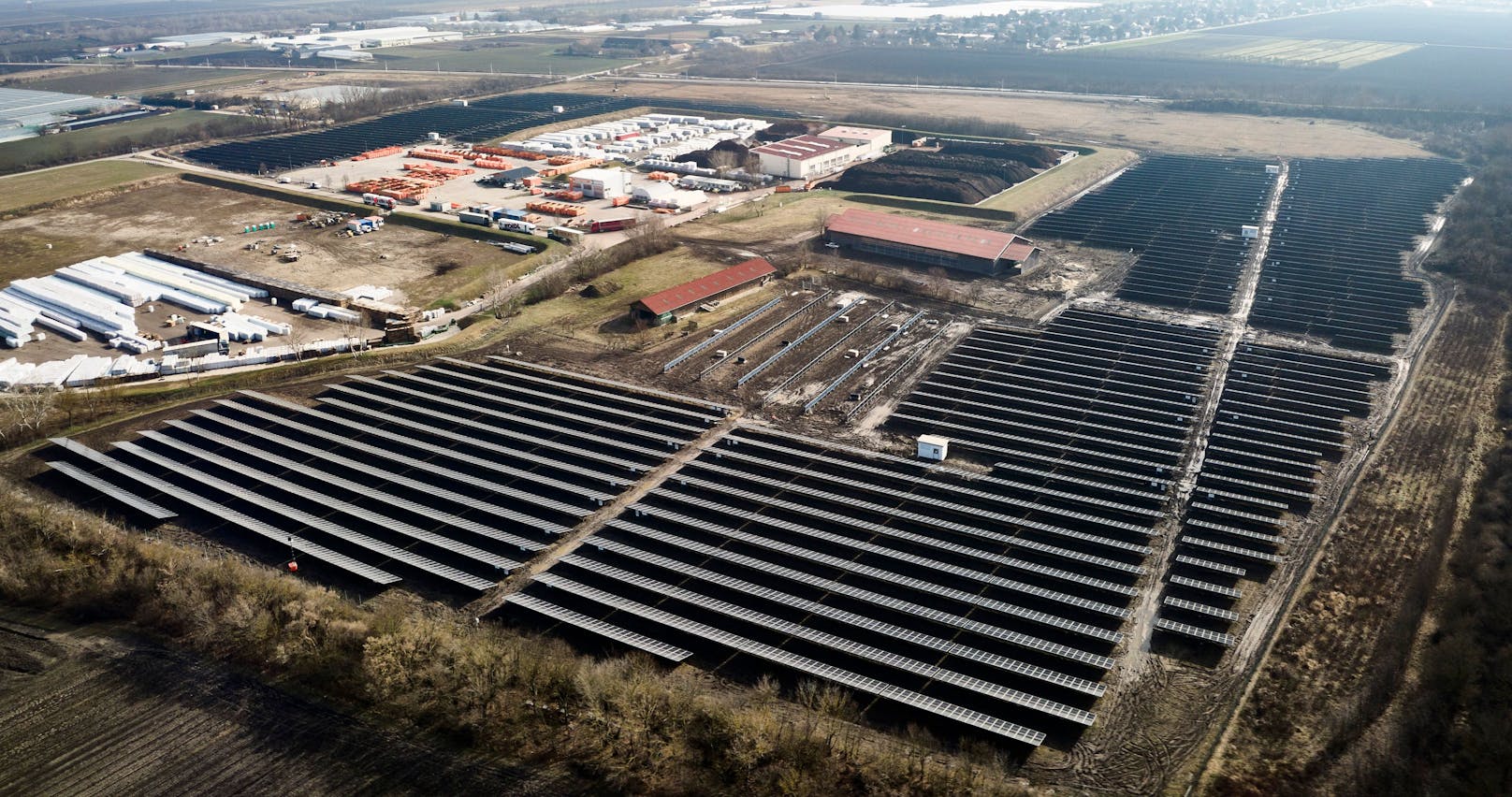 Die fertiggestellte Photovoltaik-Anlage in der Schafflerhofstraße (Donaustadt) ist die größte Österreichs. Pro Jahr werden hier künftig über&nbsp;12 Gigawattstunden Solarstrom produziert, genug für 4.900 Haushalte.