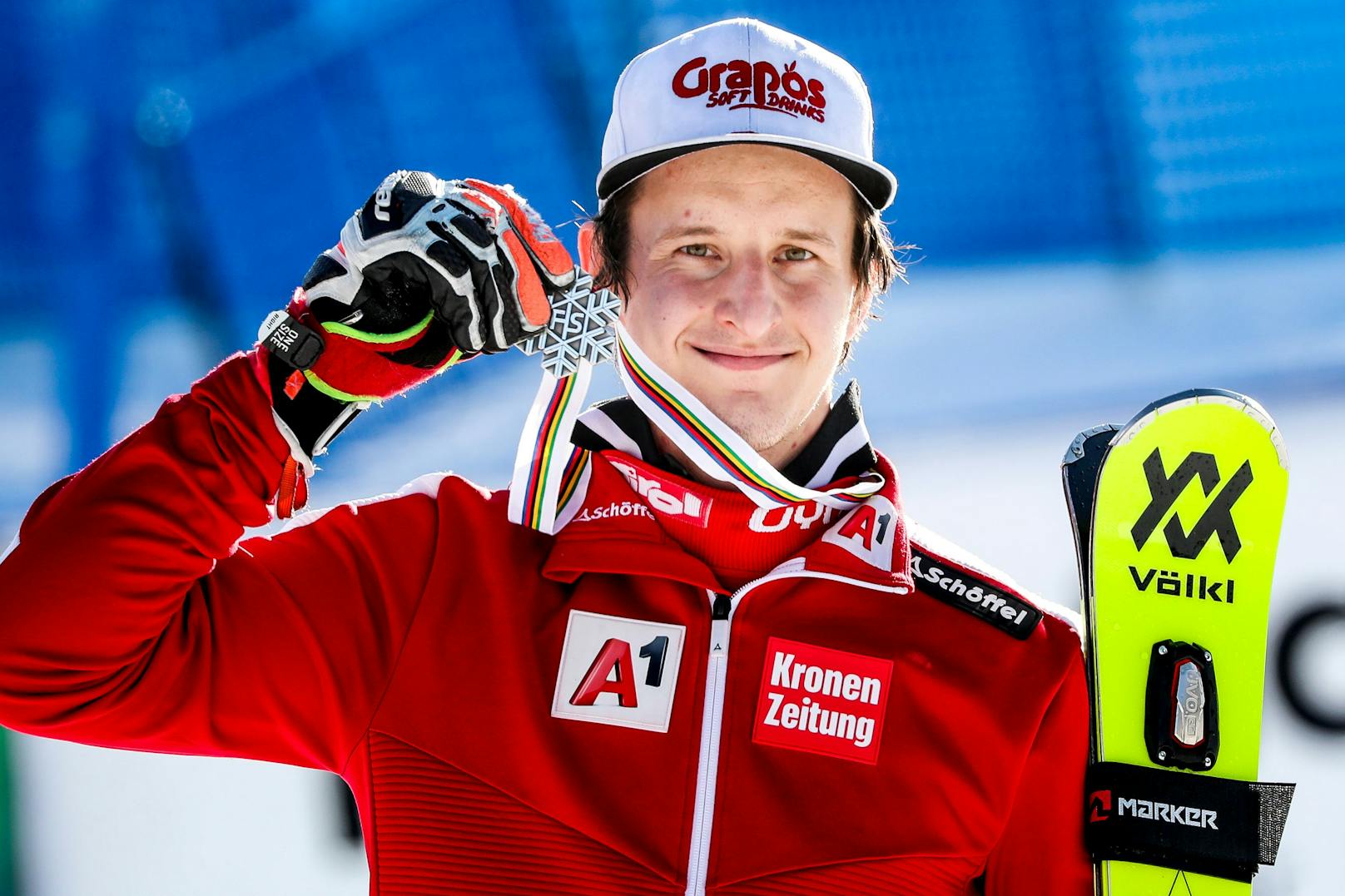 Und auch im Slalom durfte sich der ÖSV über eine Medaille freuen. Adrian Pertl wedelte sensationell zu Silber. Sebastian Foss-Solevaag (Nor) gewann, Henrik Kristoffersen (Nor) holte Bronze.