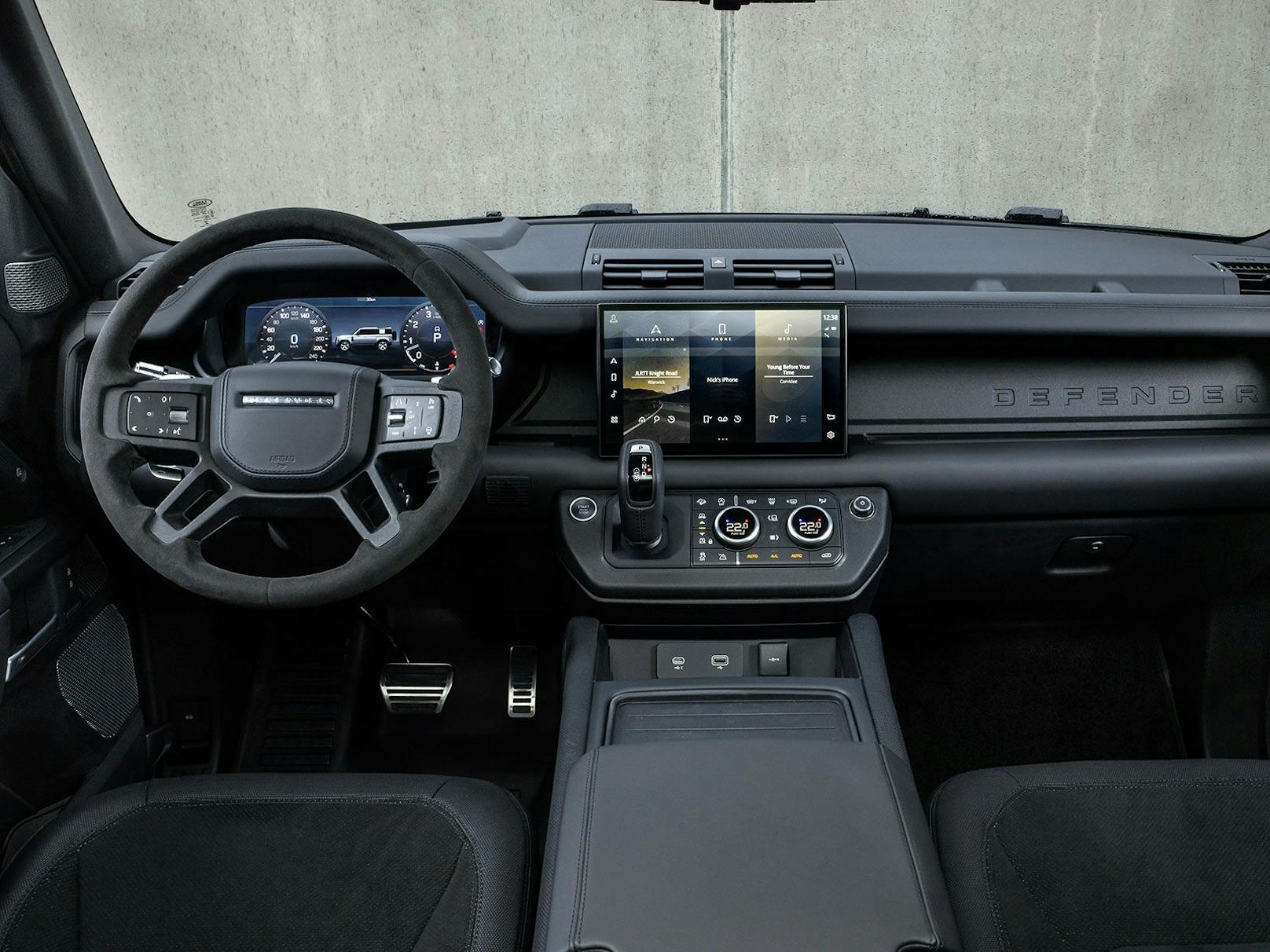 Sportlich und dennoch luxuriös zeigt sich der Innenraum des Land Rover Defender V8