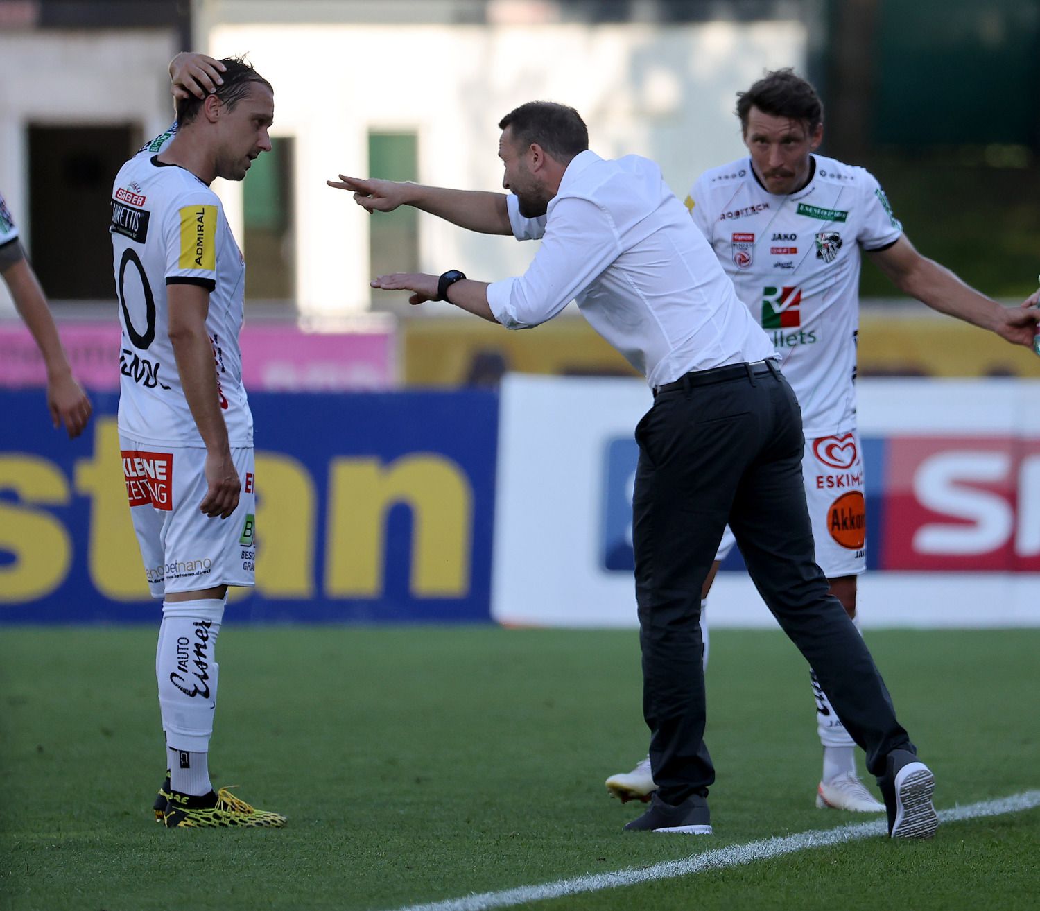 Michael Liendl und sein Trainer Ferdinand Feldhofer liegen im Clinch.