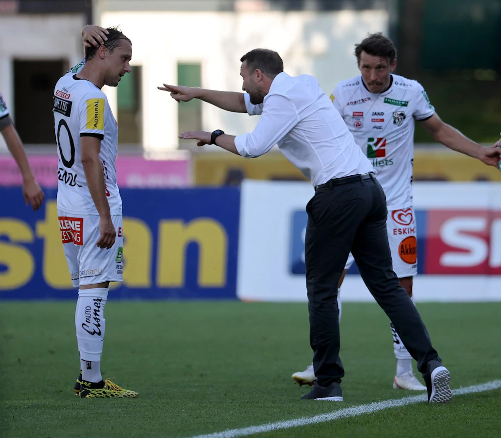 Michael Liendl und sein Trainer Ferdinand Feldhofer liegen im Clinch.