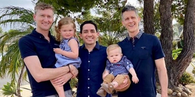 Die fünfköpfige Familie mit drei Vätern.