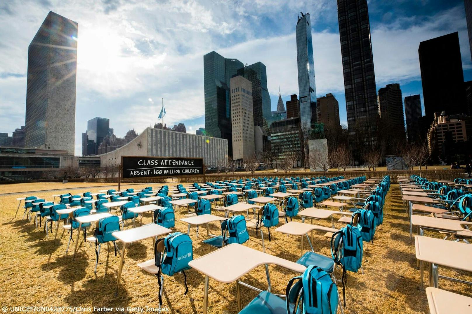 168 Tische, 168 Stühle und 168 Rucksäcke stehen für 168. Millionen Kinder ohne Schulbildung während der Pandemie. 