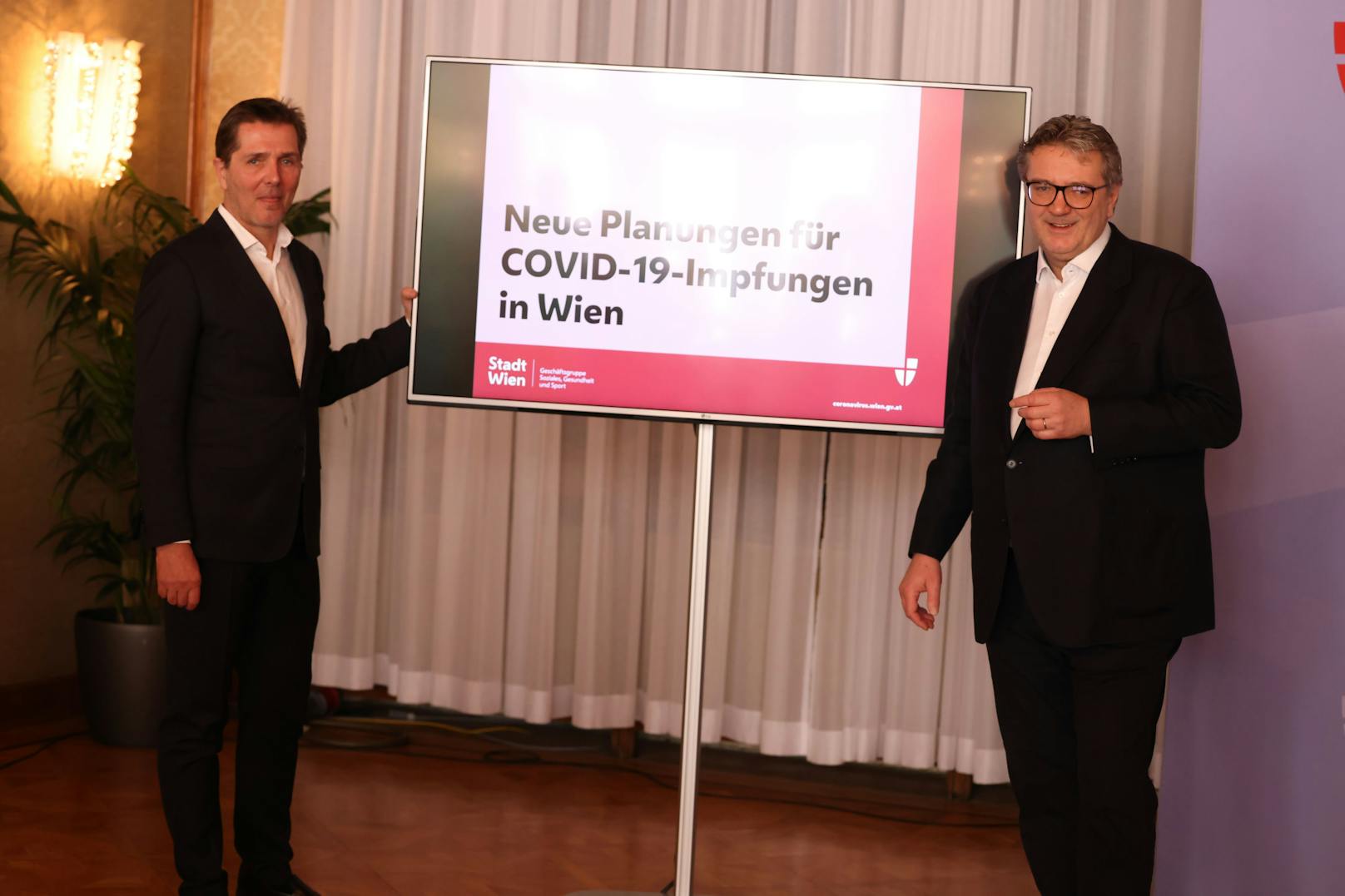 Der Medizinische Direktor des Wiener Gesundheitsverbundes Michael Binder (li.) und Gesundheitsstadtrat Peter Hacker (SPÖ) stellen den neuen Impfplan der Stadt Wien vor. 