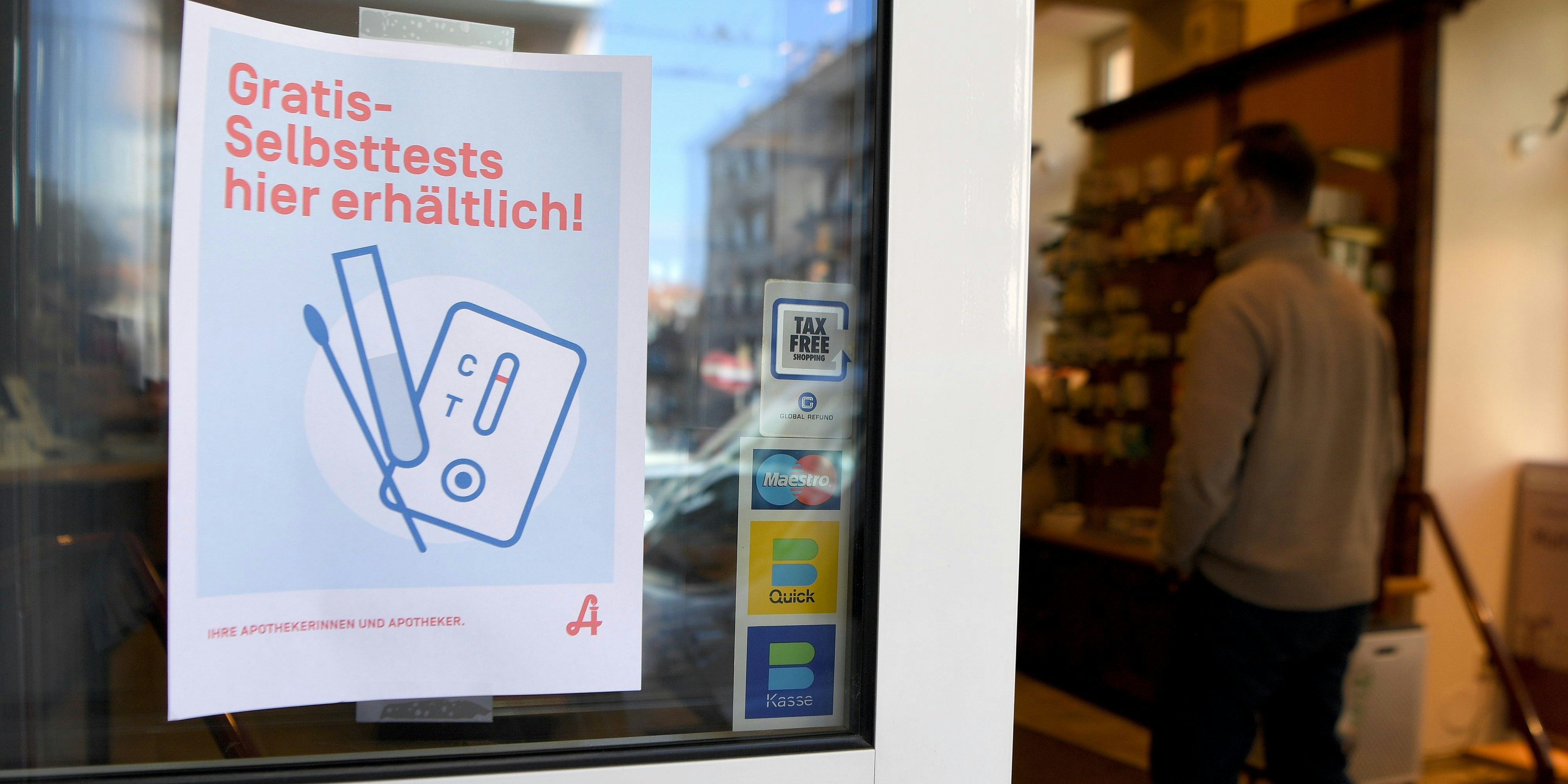 Ein Hinweis auf kostenlos erhältliche Covid-19 Antigen-Heimtests an einer Apotheke in Wien am 1. März 2021