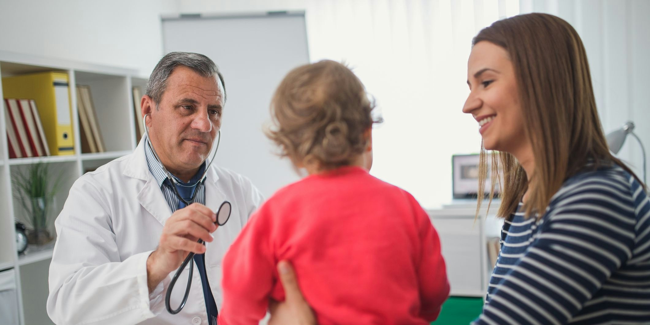 Ein Kinderarzt bei der Arbeit. Symbolbild