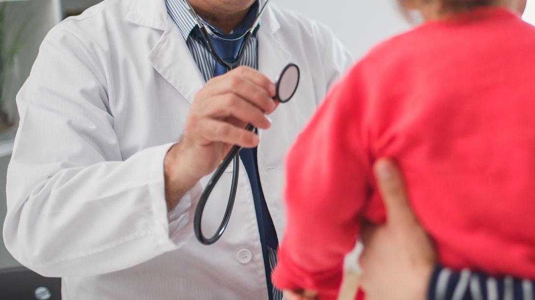 Ein Kinderarzt bei der Arbeit. Symbolbild