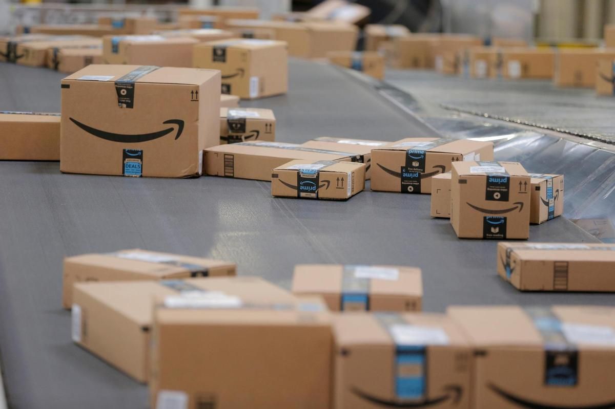 … soll eine Amazon-Schachtel darstellen. Und …