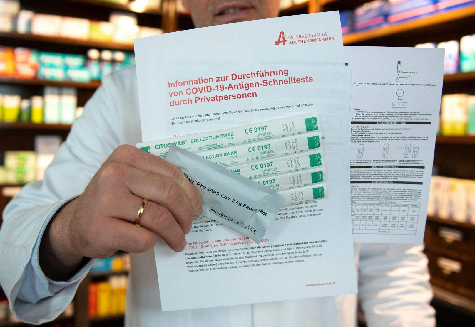 Der Wiener Apotheker Thomas Mueller-Uri zeigt die Bestandteile der Antigen-Selbsttest-Kits, die nun gratis ausgegeben werden.