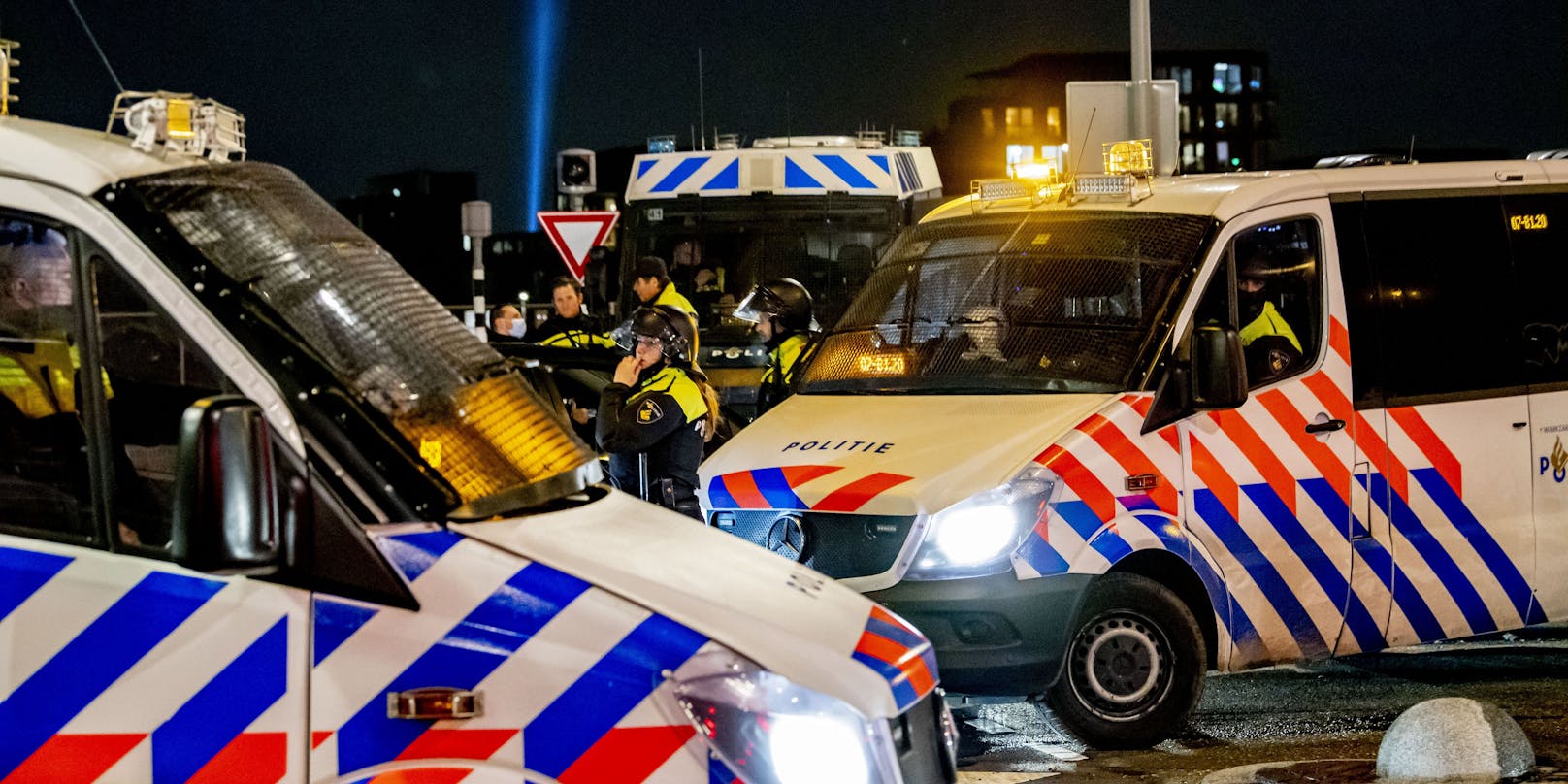 In den vergangenen Wochen kam es in den Niederlanden immer wieder zu heftigen Auseinandersetzungen zwischen der Polizei und Anti-Corona-Demonstranten.