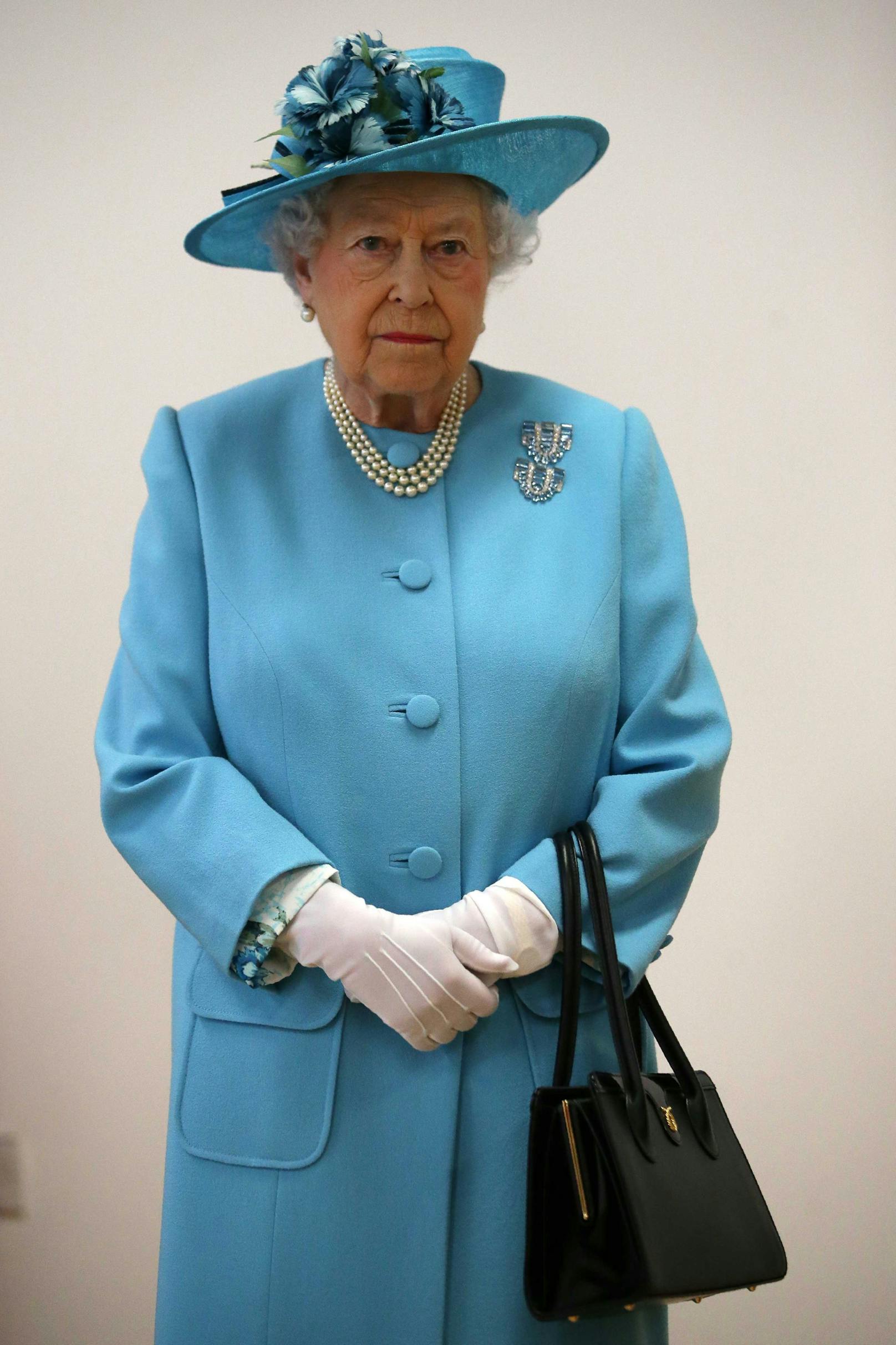 Elizabeth II. ganz in Blau.